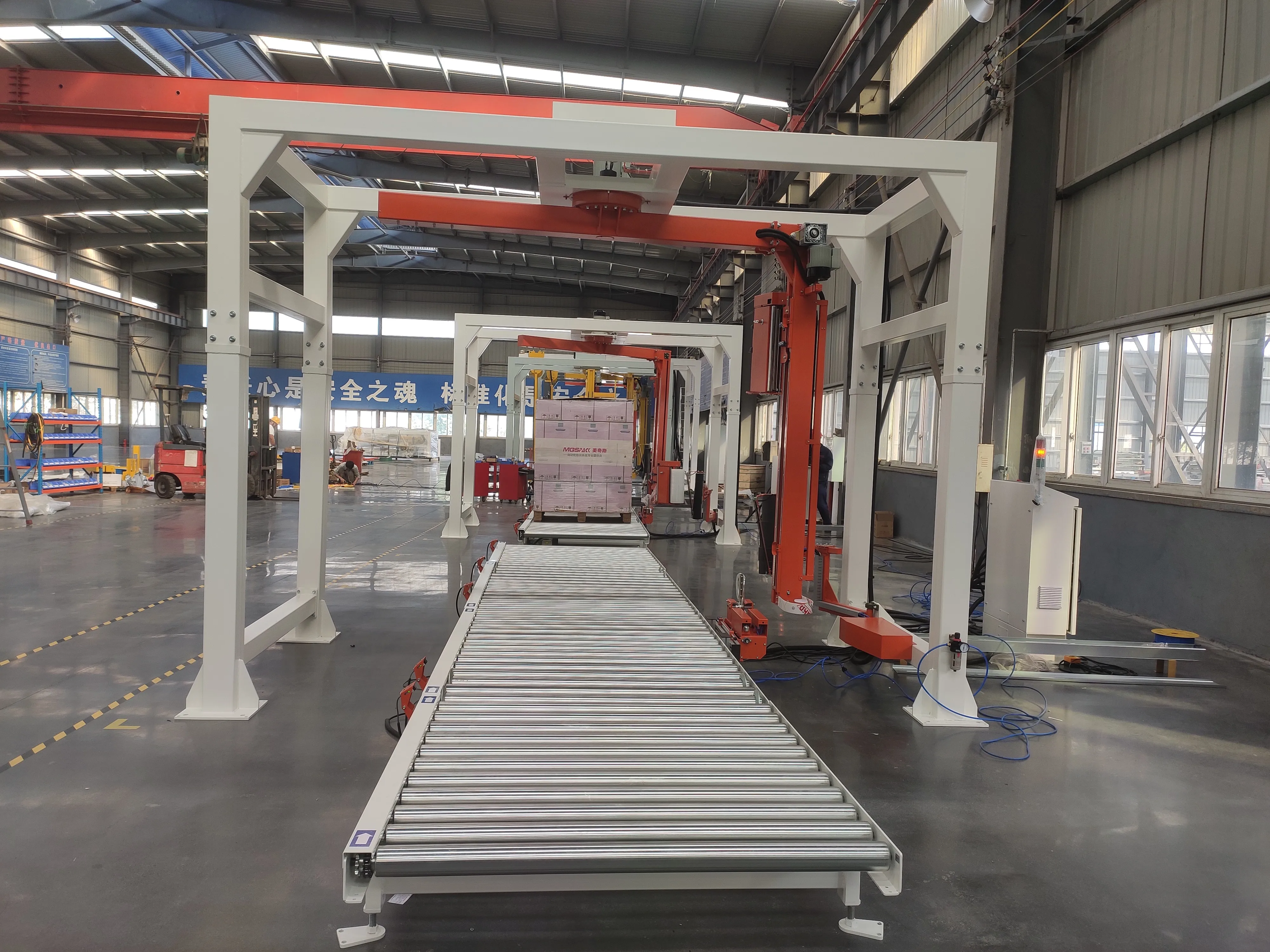 Fully automatic Pallet Film Stretch Wrapping Machine rotary arm wrapper with Pallet Conveyor