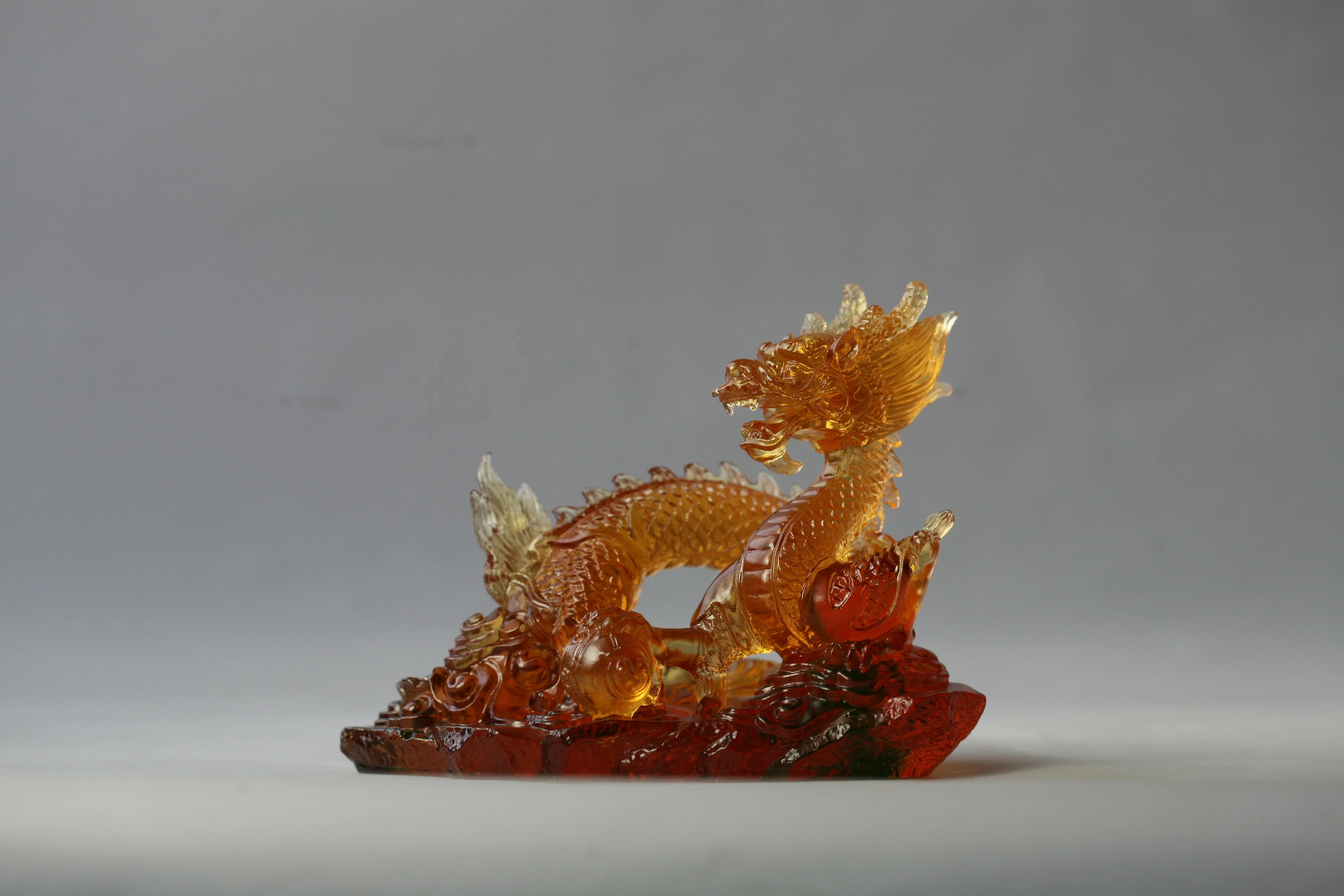 Customized Art Collectible Crystal Crafts Animal Sculpture Dragon Statue Colored Glass Decoration