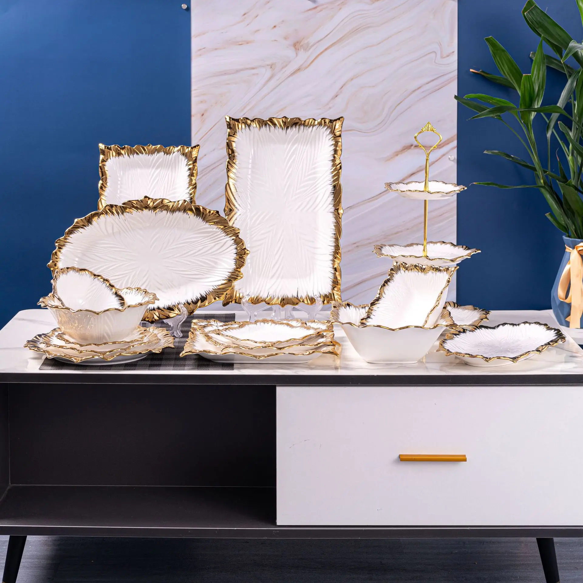 Assiette Luxury Charger Dubai Nice Dinner Plates Gold Ceramic Tableware Porcelain Dinnerware Set