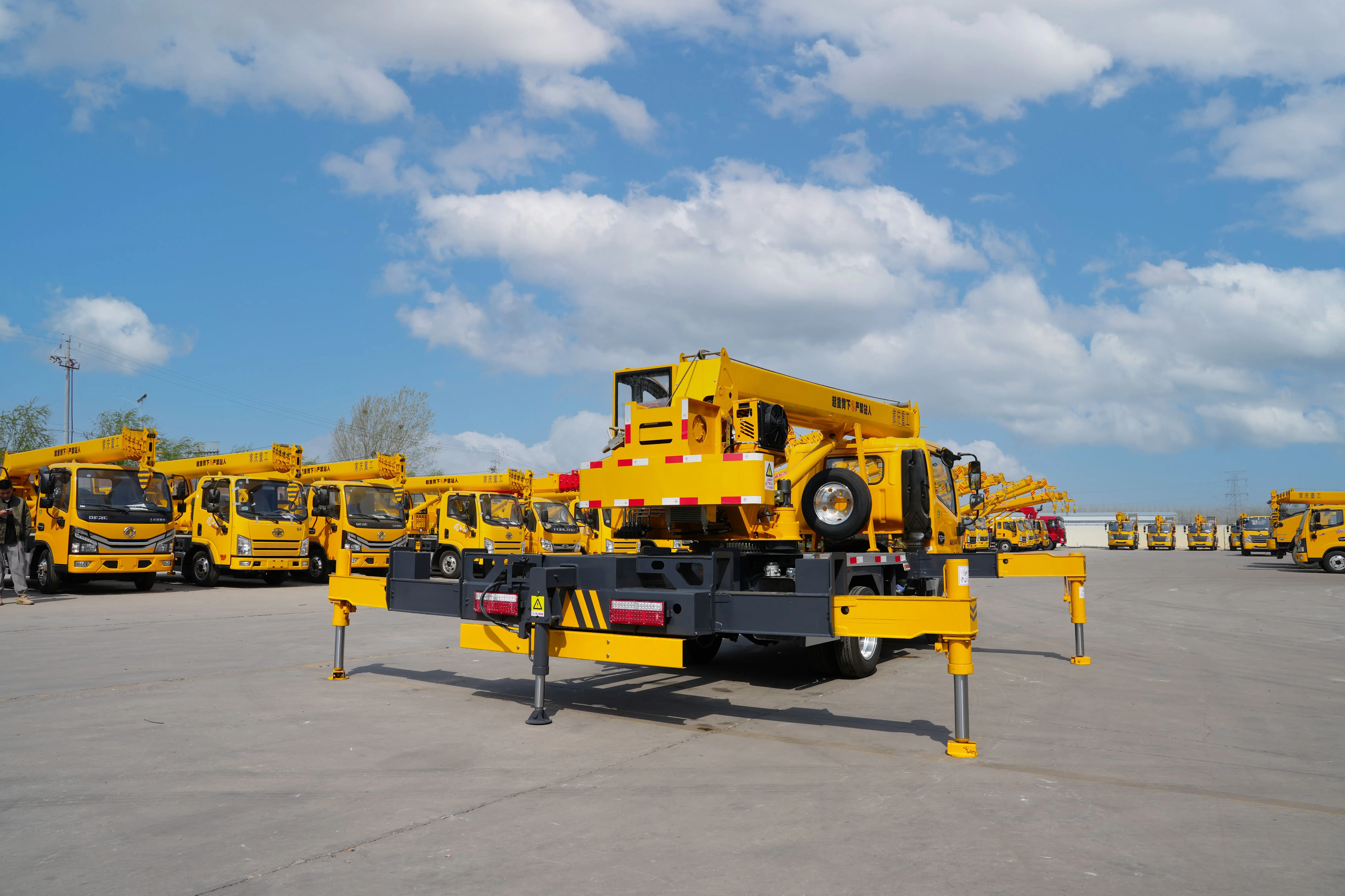 Global sales satisfaction guarantee Dongfeng five tons truck crane