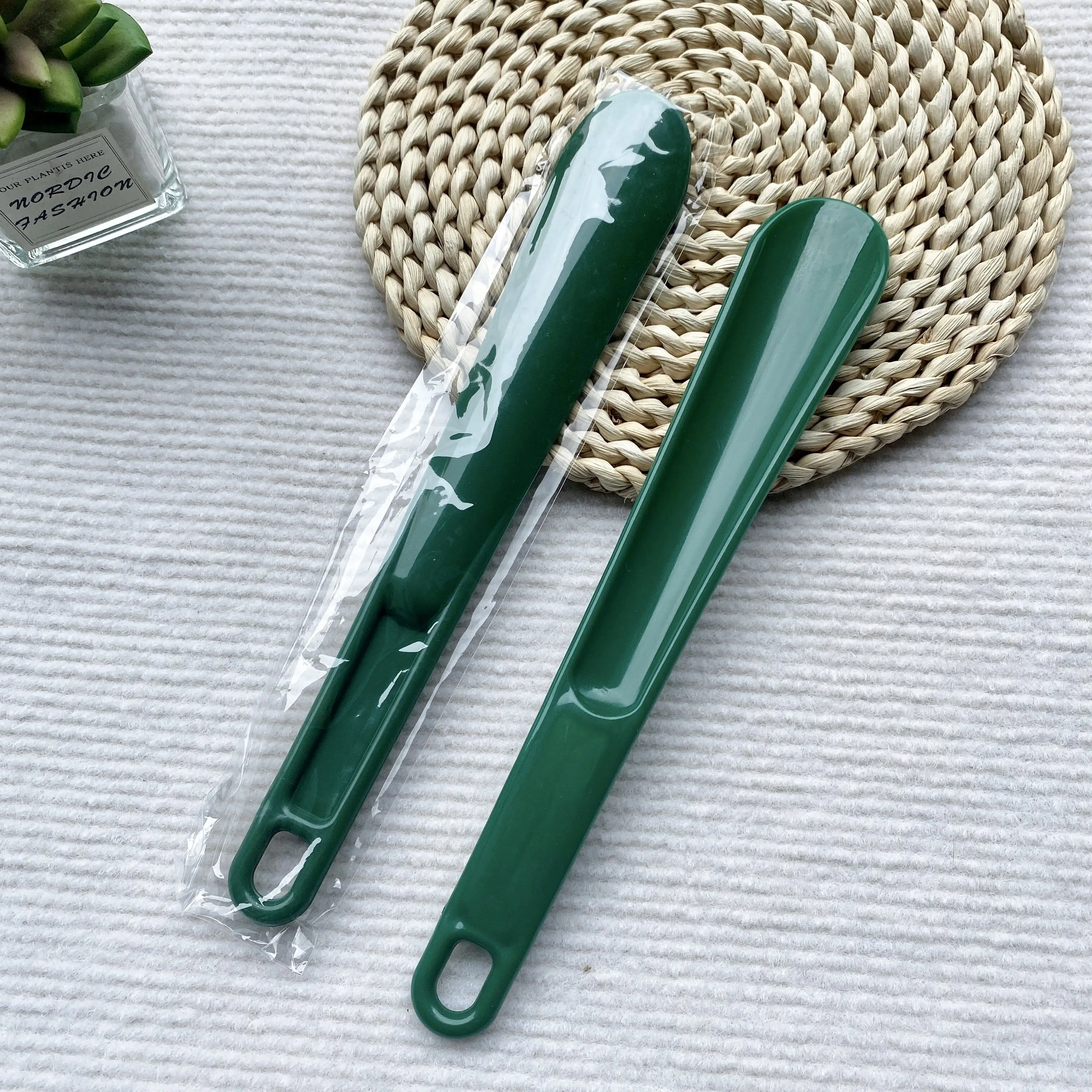 Extended colored shoe puller Durable Eco-Friendly Shoe Horn Sustainable Plastic and Wood Design for Shoe Care Needs