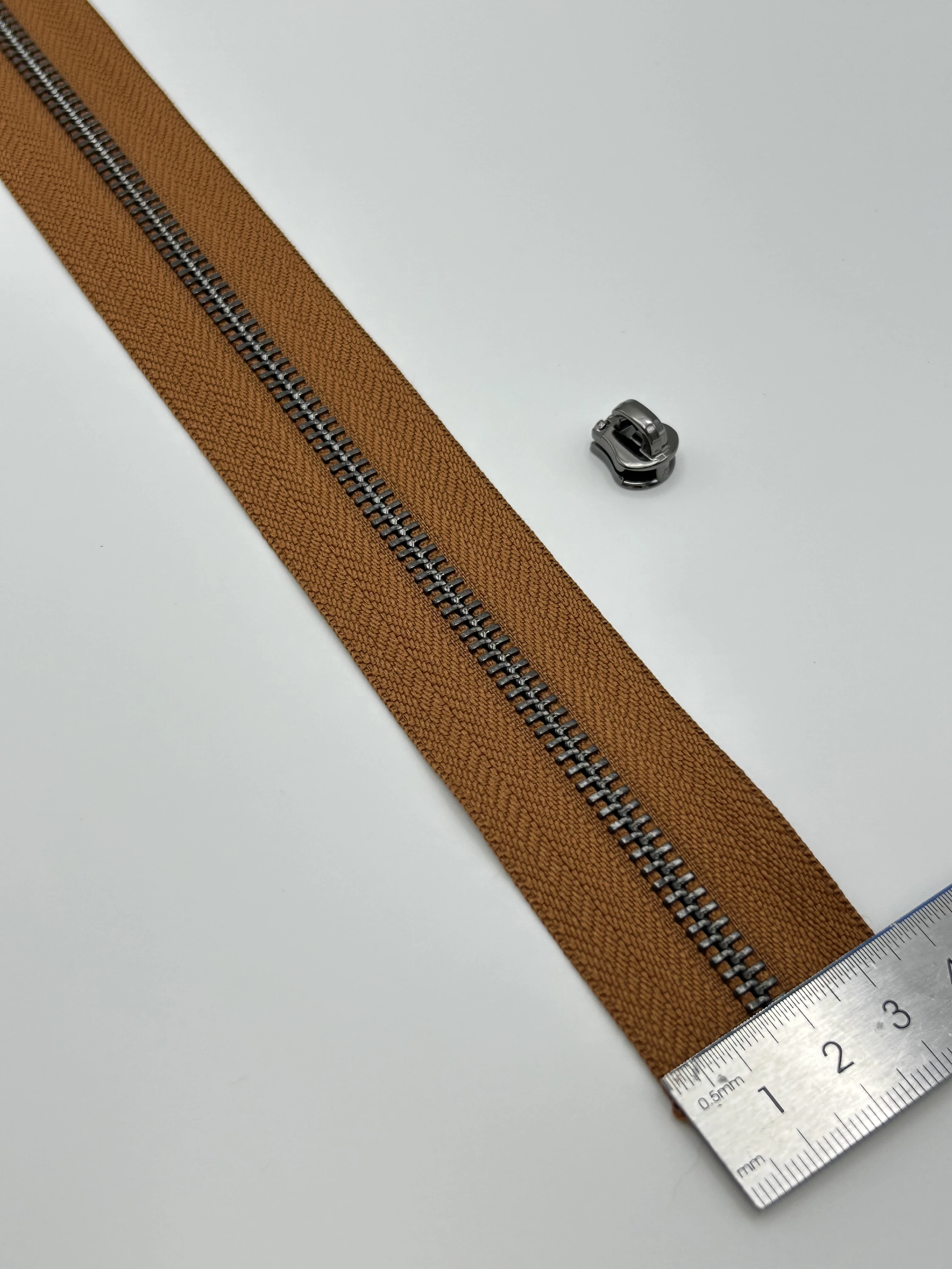 Low MOQ Wholesale Zipper Good Polishing Metal Zipper Roll