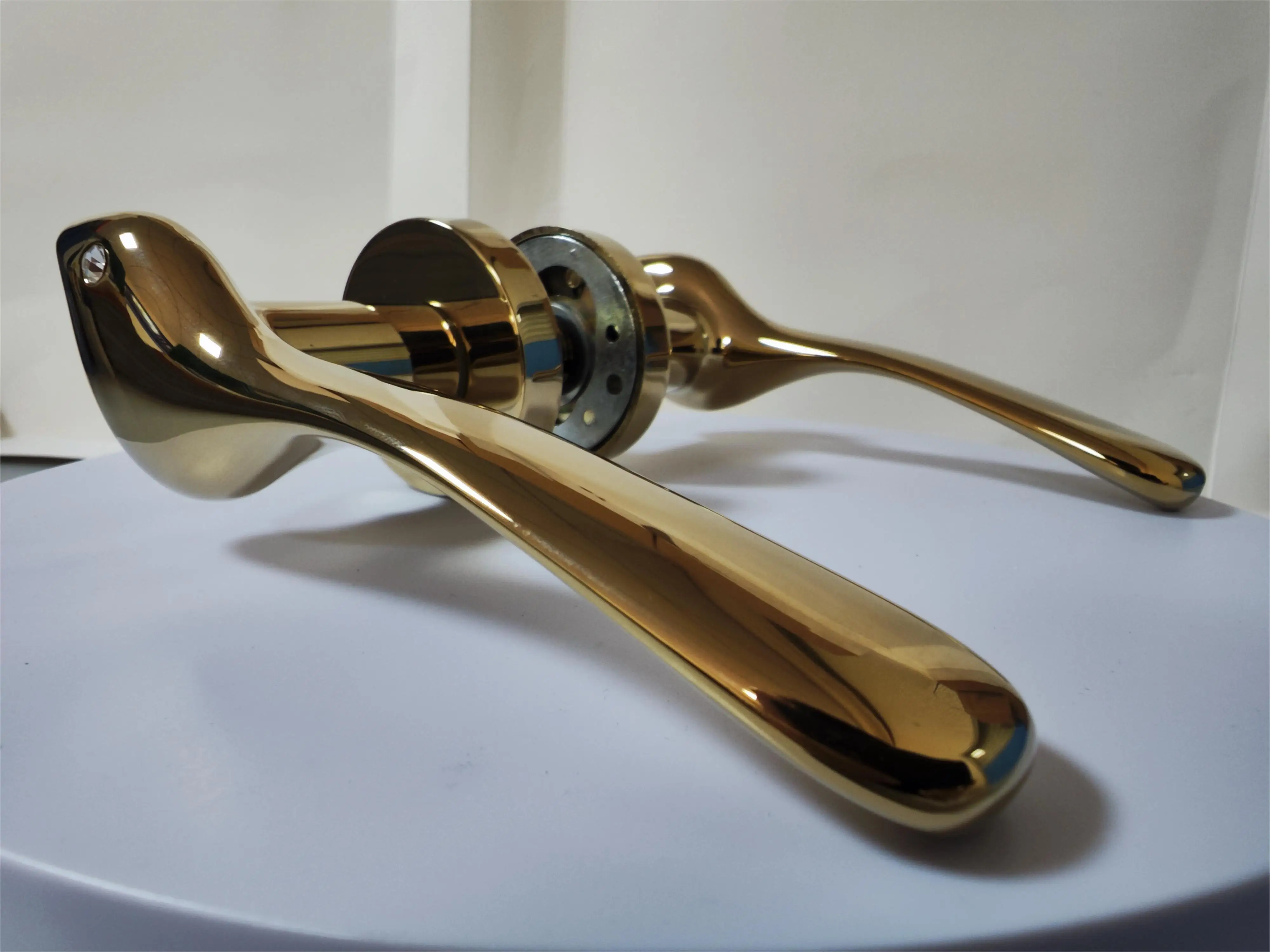PVD Luxury Bird Design Door Locks Handle Five-year Warranty Door Lever Handle Golden Zinc Alloy Window Lock Modern Window Pulls