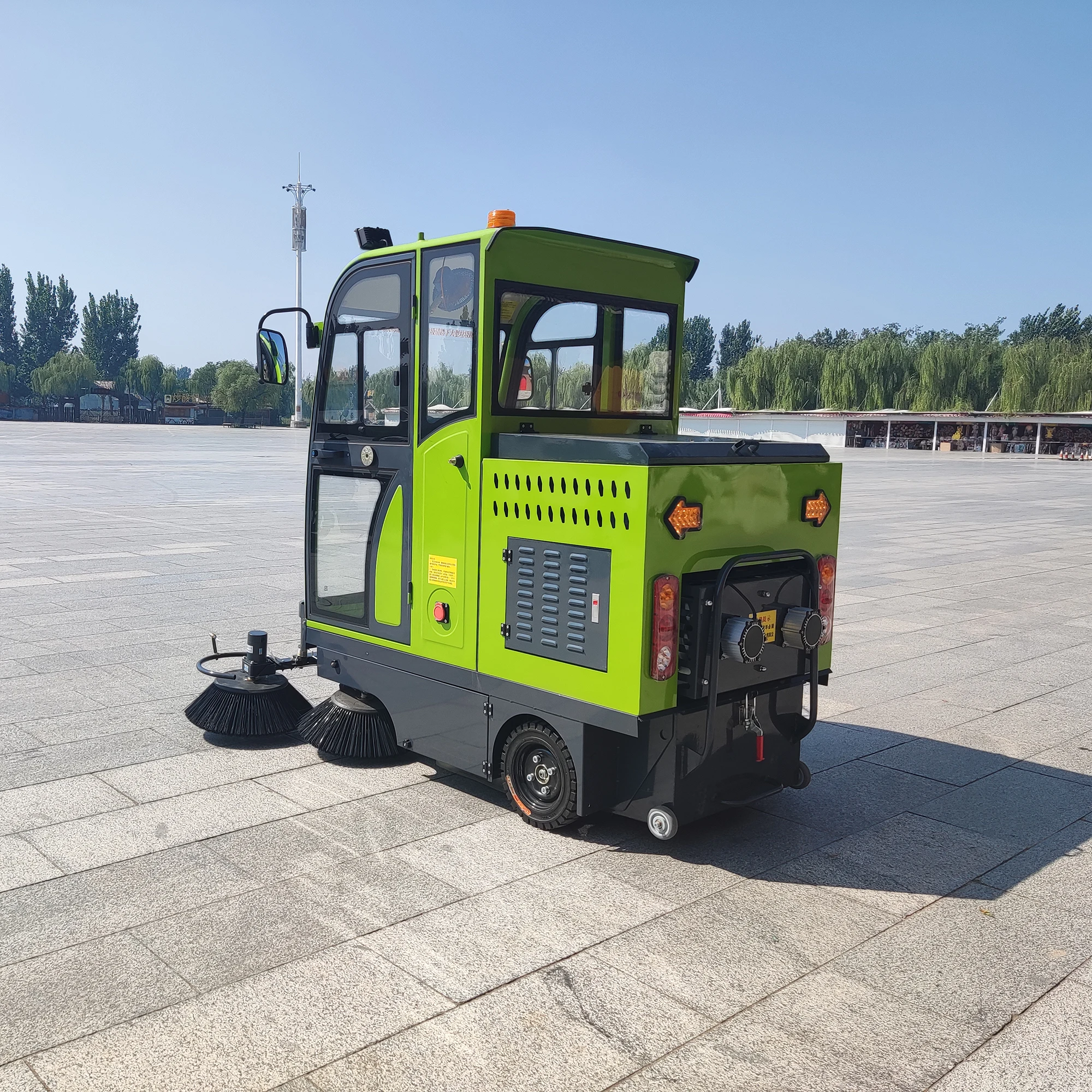 China-produced road sweeper Three Wheels Full Closed Electric Ride on Battery Street Floor Sweeper Machine