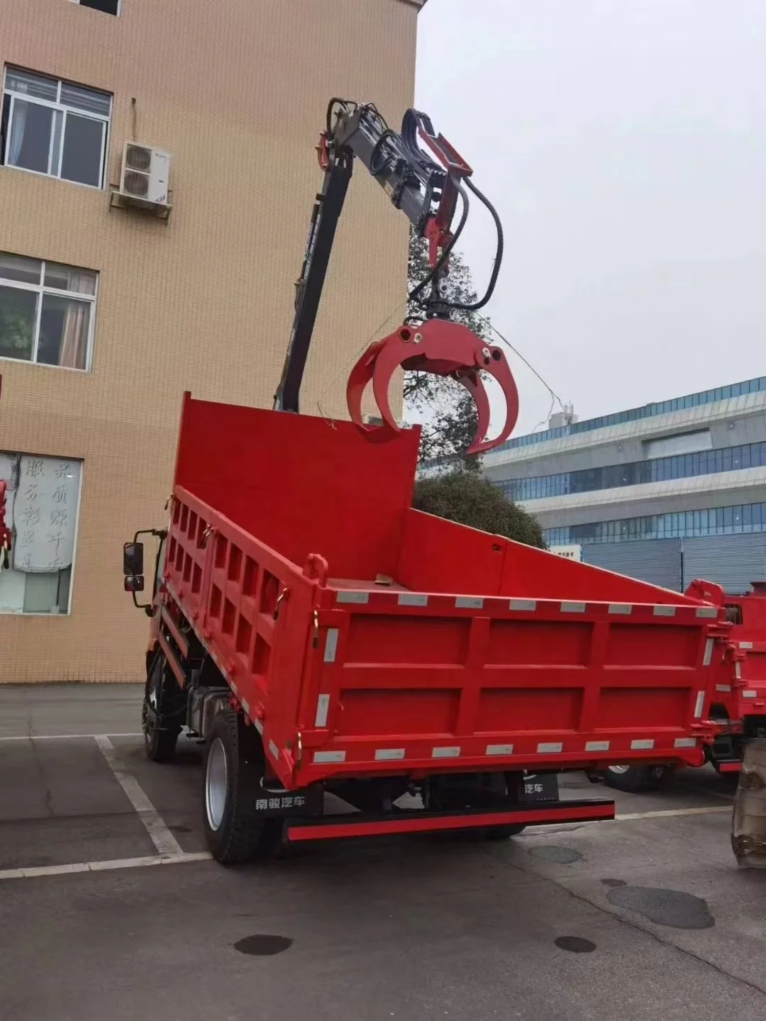 CNJ New Diesel Off-Road Garbage Truck with Euro 5 Emission Thick and Durable Body Wood Grabbing Machine