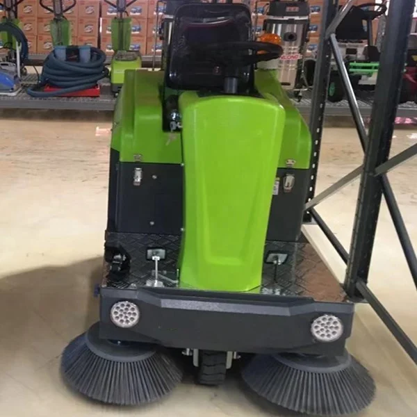 China Battery-powered ride-on floor sweeper, left side brush road sweeping machine