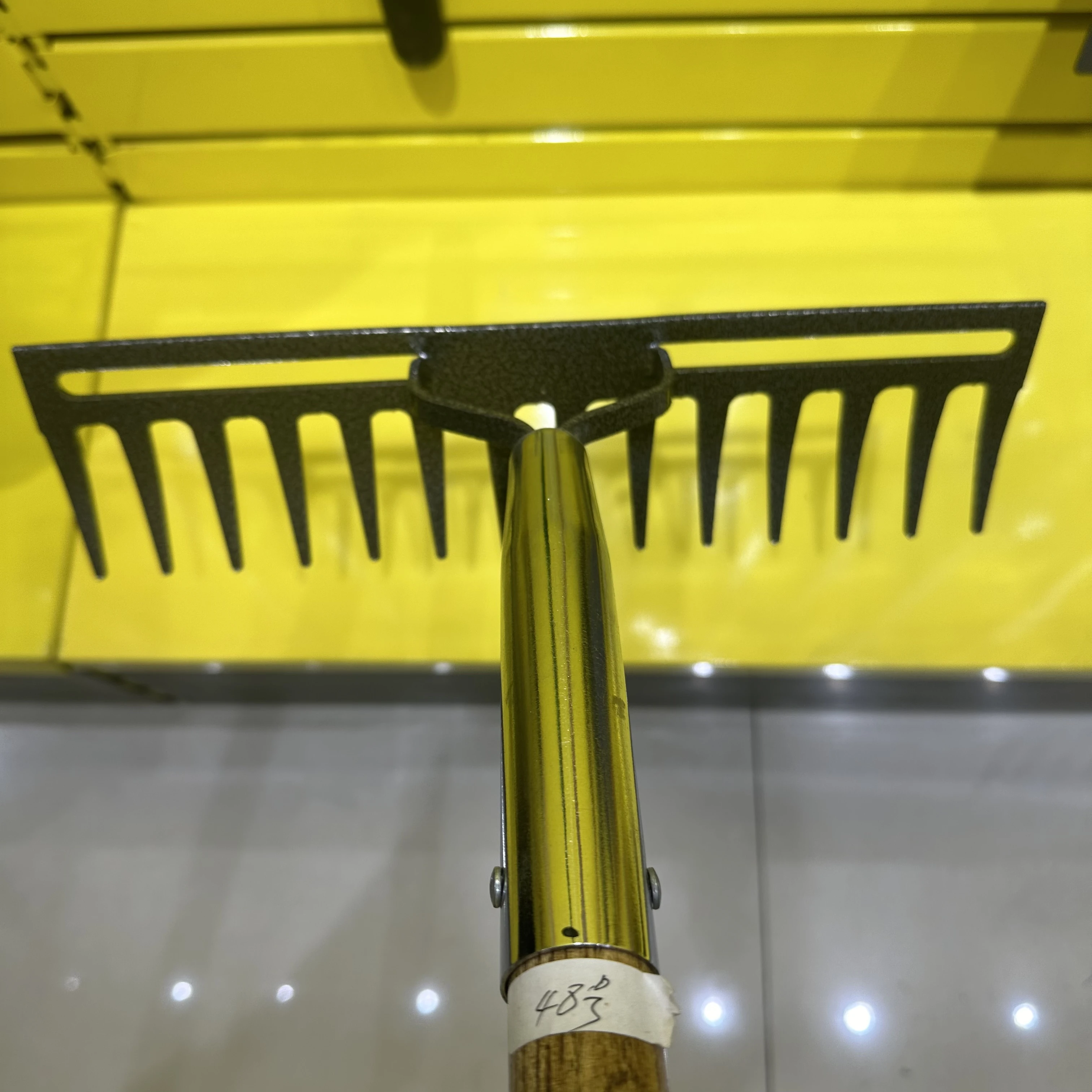 China Factory  hot product leaf grabber rake lawn leveling garden tool weeding rake with long handle