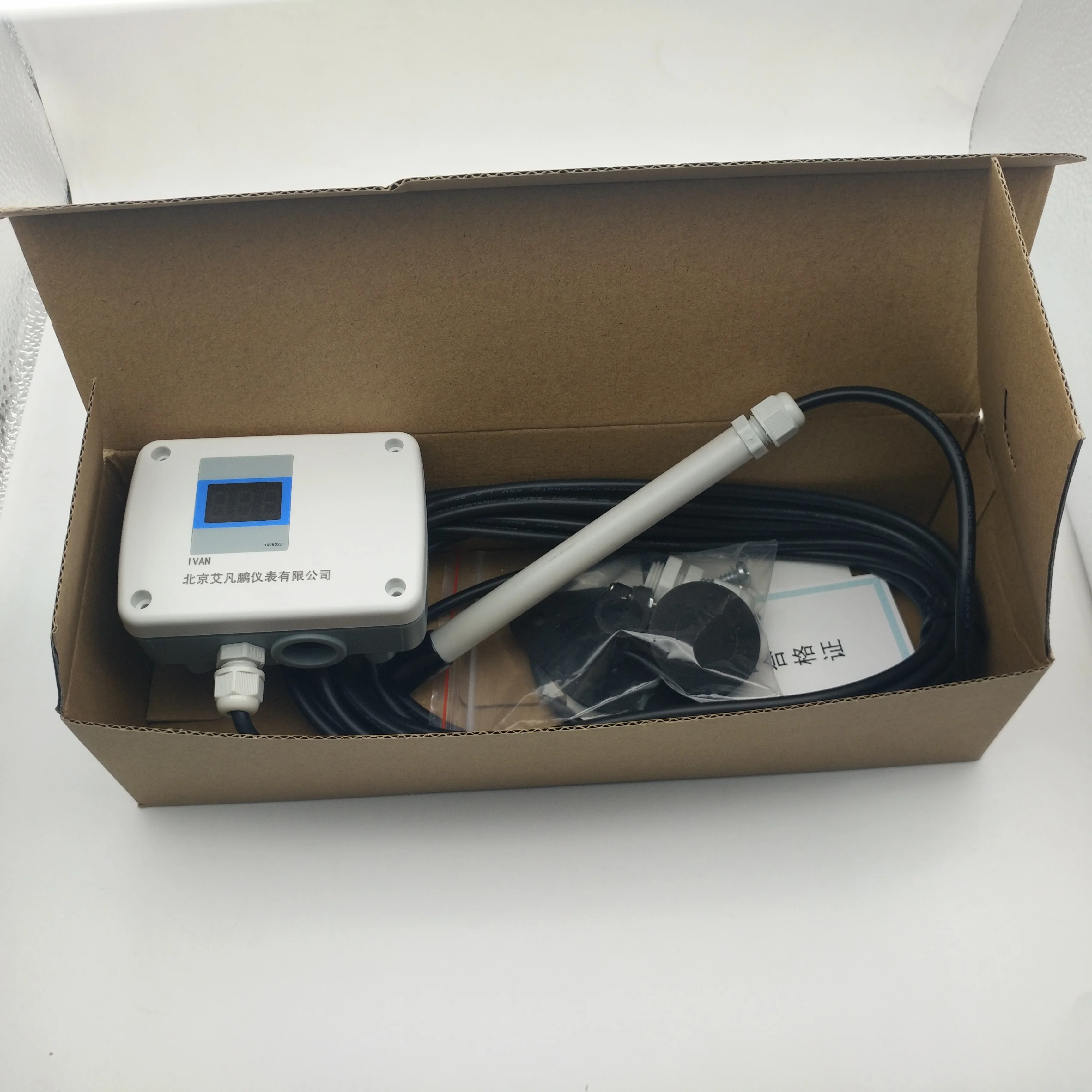 Wide measurement range split wind sensor