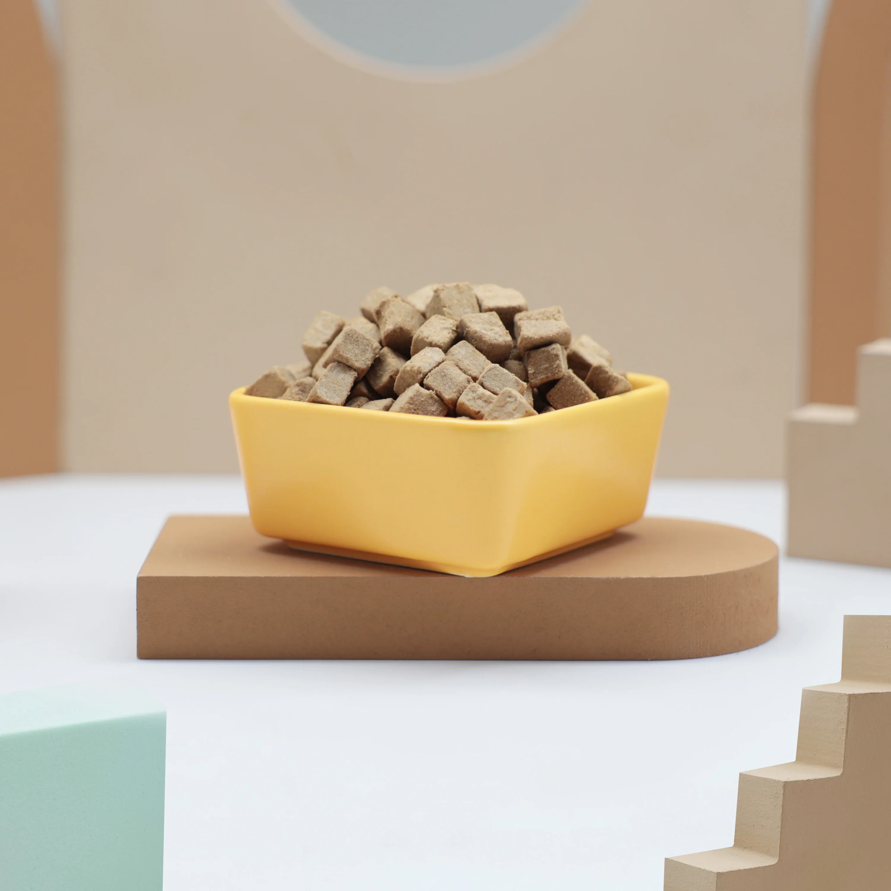 Оптовая продажа пищевые закуски для домашних животных еда из баранины с низким содержанием MOQ смешанный рецепт питания натуральный сублимационный сушеный корм кошек и собак сухой