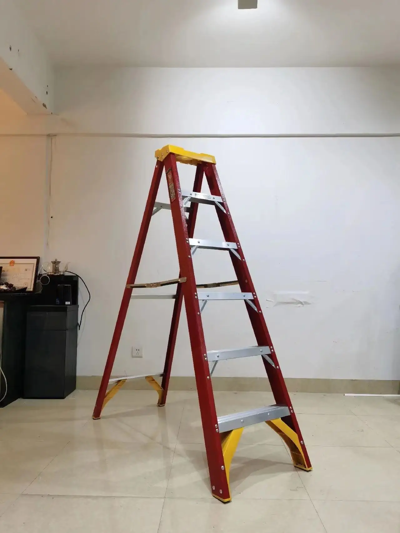 FRP insulated single side  ladder herringbone ladder 5 step fiber glass ladder