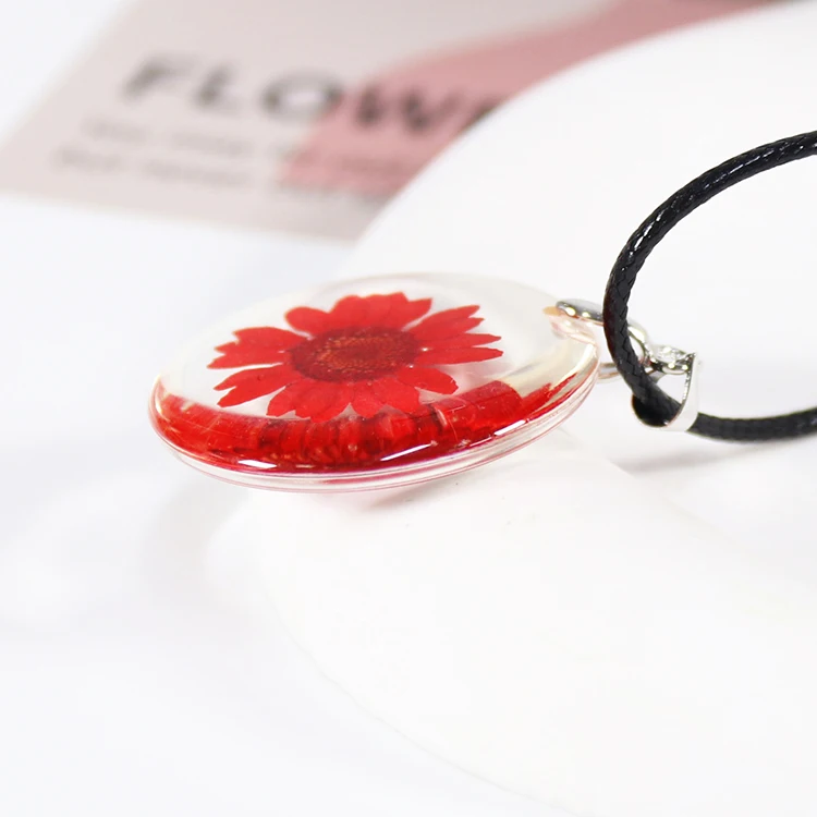Hot Selling Transparent Colorful Daisy Fashion Dried Flower Pendant Round Real Flower Jewelry Resin Flower Necklace