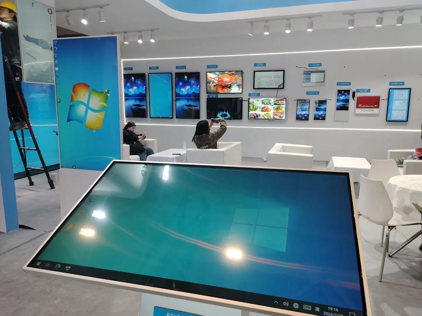 32 43 55 inch Horizontal Portable Interactive Panel Touch Screen Digital LCD Smart Information Kiosk