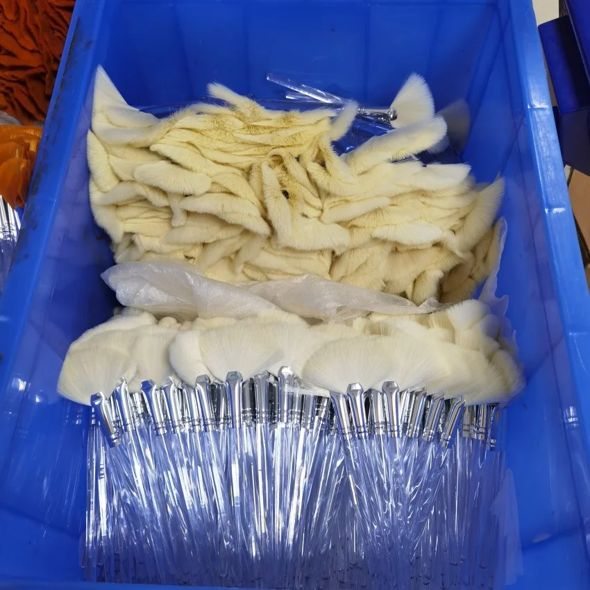 Natural Super Soft Fluffy White Wool Goat Hair Fan Brush Large Highlight Brush Blush Powder Facial Makeup Brush