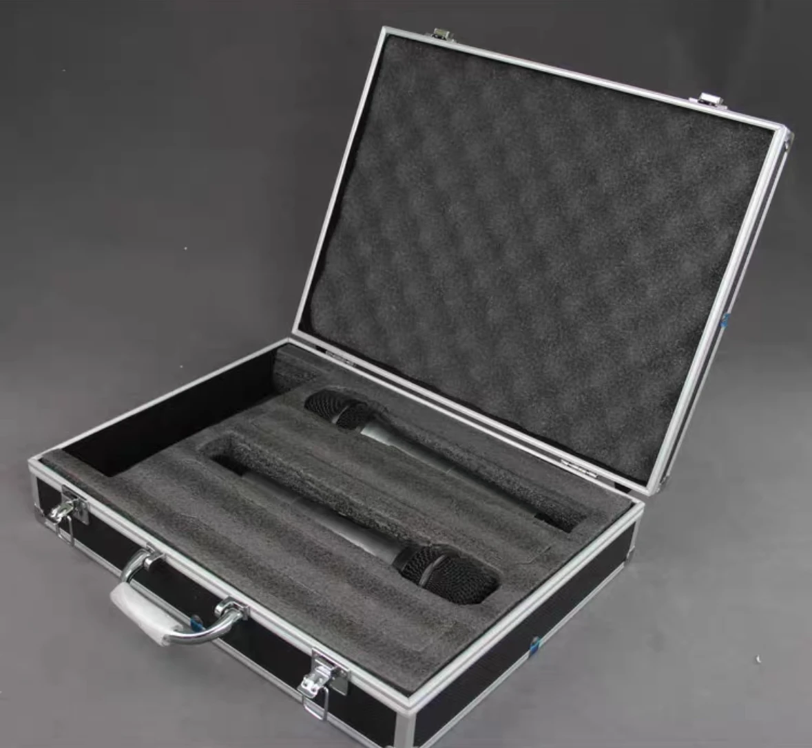 Customizable handheld aluminum alloy microphone case can accommodate 2-8 microphones
