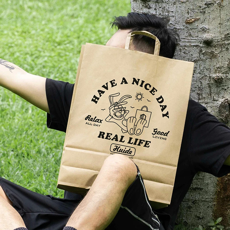 Индивидуальная перерабатываемая белая и коричневая сумка для покупок из крафт-бумаги с логотипом на плоских ручках