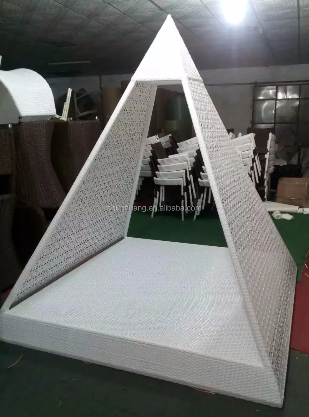 Good Quality PE Rattan Beach Daybed Wicker Furniture Triangle Sun Bed