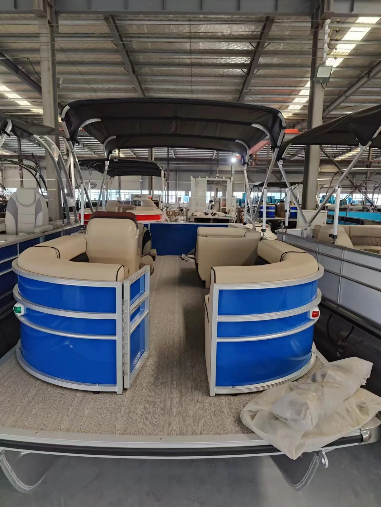 Customizable 30ft Luxury Tritoon Aluminum Cruising Family Party Pontoon Boat for Sale