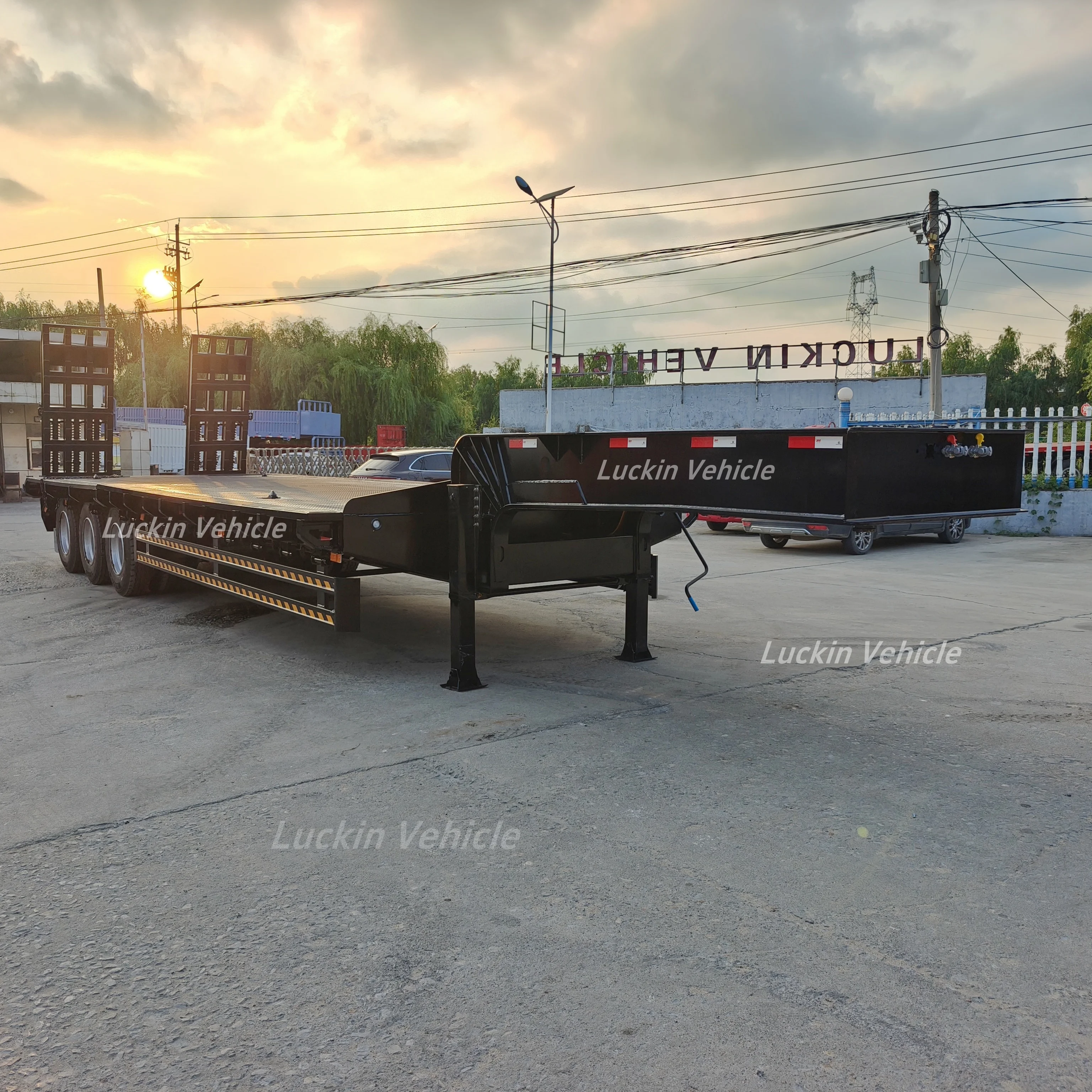 Multi Axles 3 Axles Low Bed 60 80 100 Tons High Quality Lowboy Flatbed Detachable Gooseneck Lowbed Truck Semi Trailer for Sale