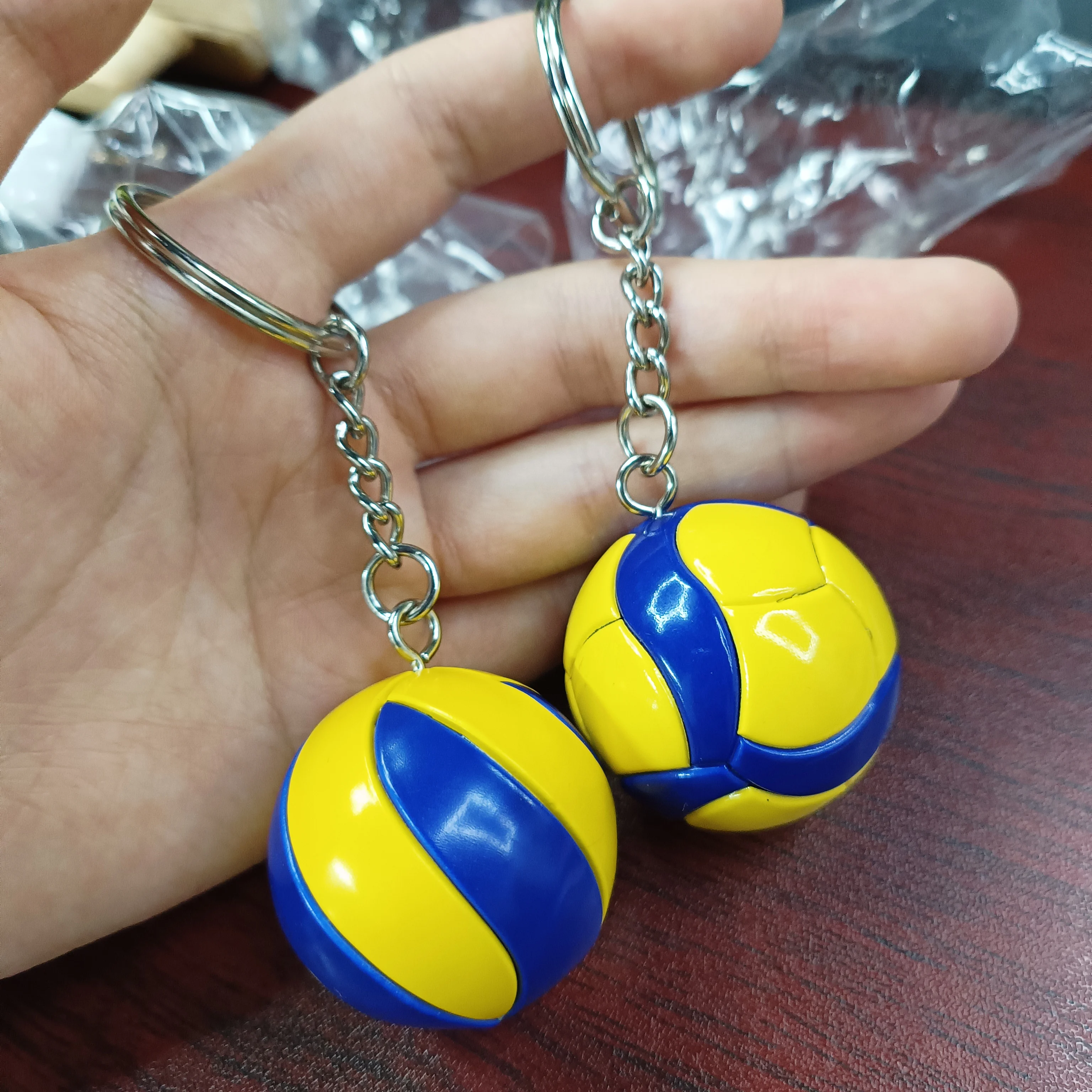 Custom Souvenirs Gift Plastic Ball Keychain Non Deformable Volleyball Basketball Soccer Ball Keychain With Logo Custom