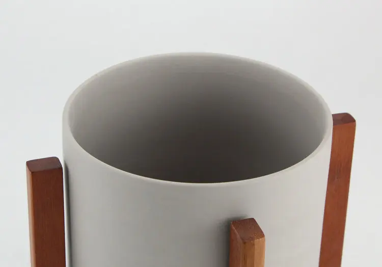 Белые цилиндрические керамические горшки для растений с бамбуковой подставкой