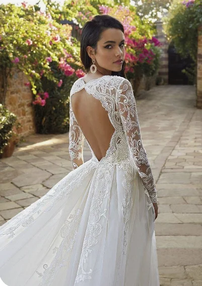 Detachable tulle wedding train decorated with lace at the waist of the skirt