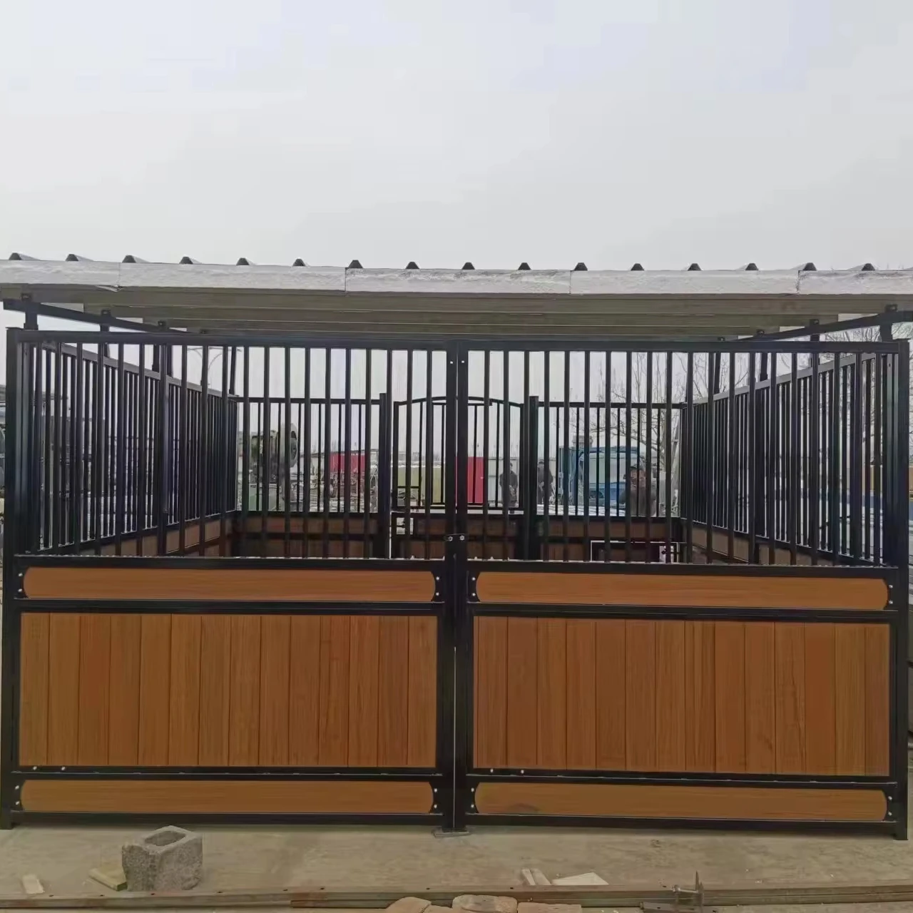 Индивидуальные амбары в европейском стиле передняя дверь бамбуковый наполнитель для конюшни вращающаяся Кормушка Для на крыше продажи