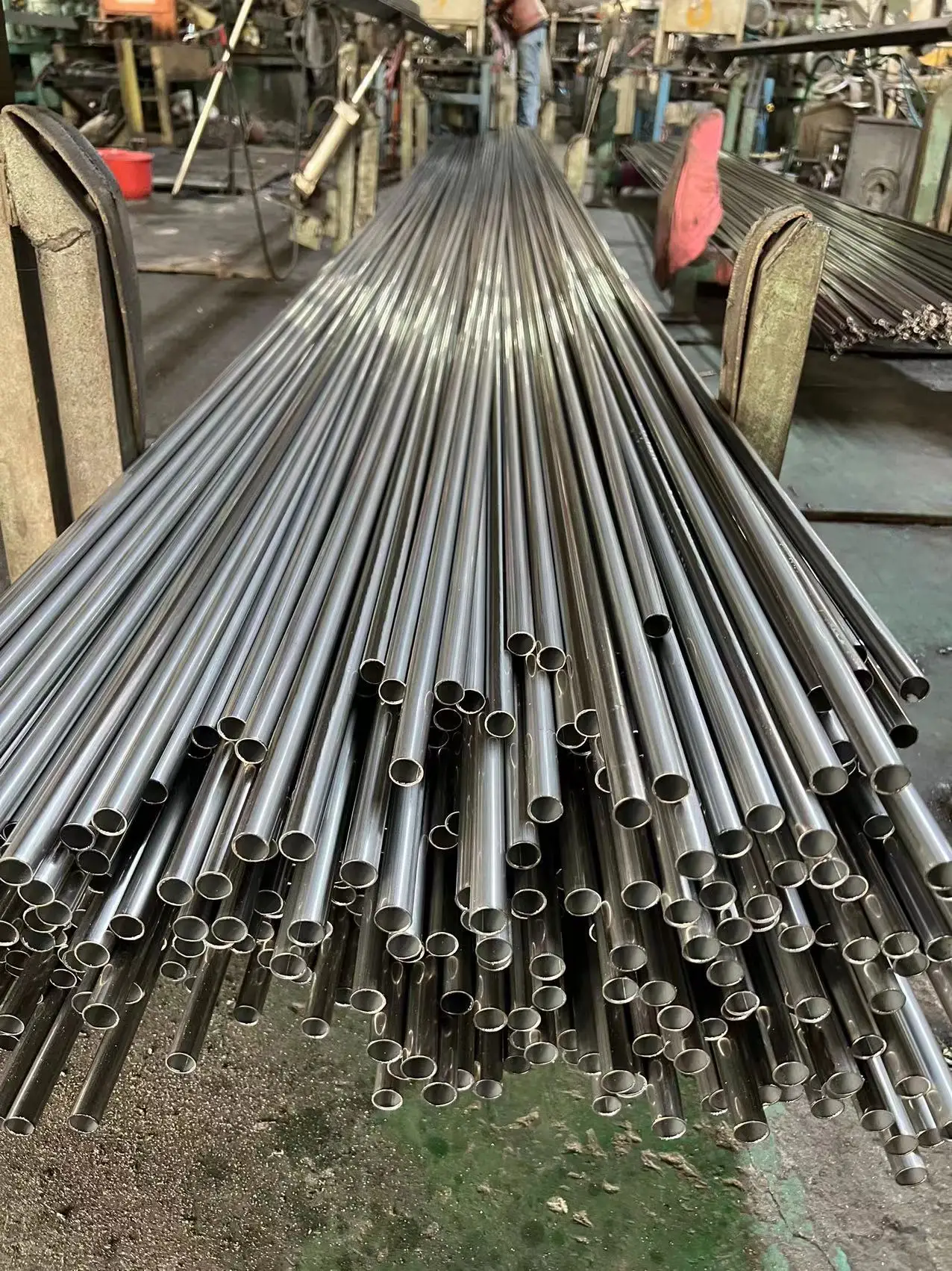 polished suface aisi astm din 201 202 301 304 304l 321 316 316l stainless steel round pipe for handrail in ISO