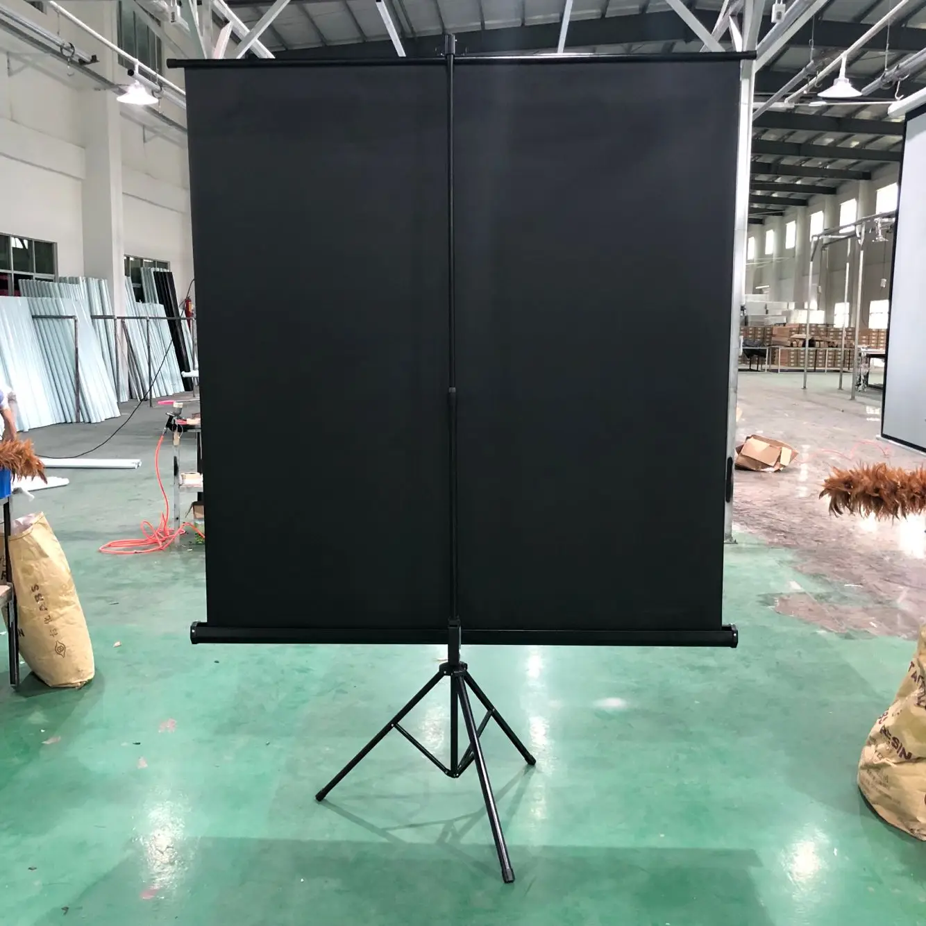 China Wholesaler Price Matte White Office Use Outdoor Cinema Projector Screen Tripod Stand Projector Screen