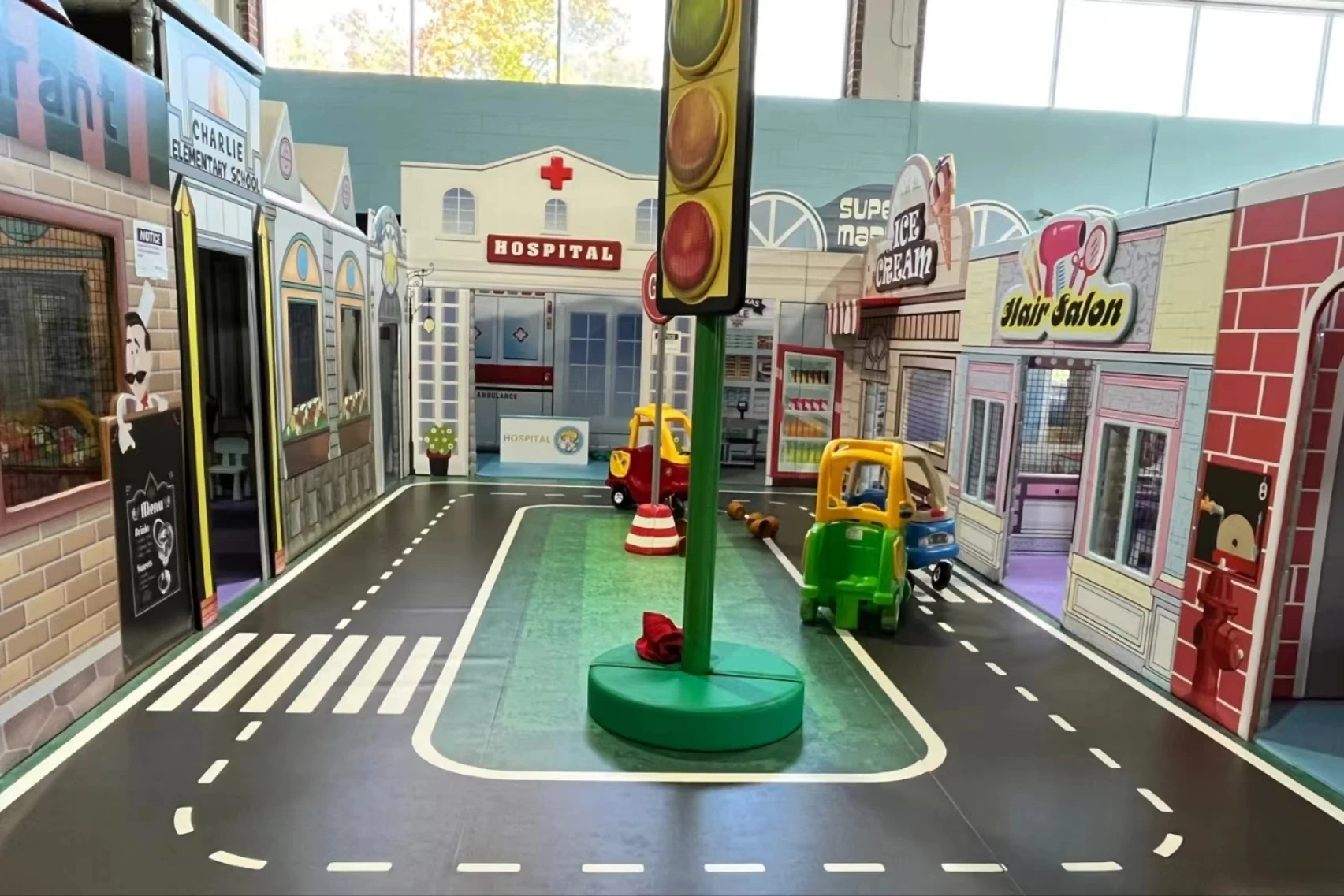 Маленькая игровая площадка Kidzania мини-городская улица с домом для ролевых игр и дорожным знаком