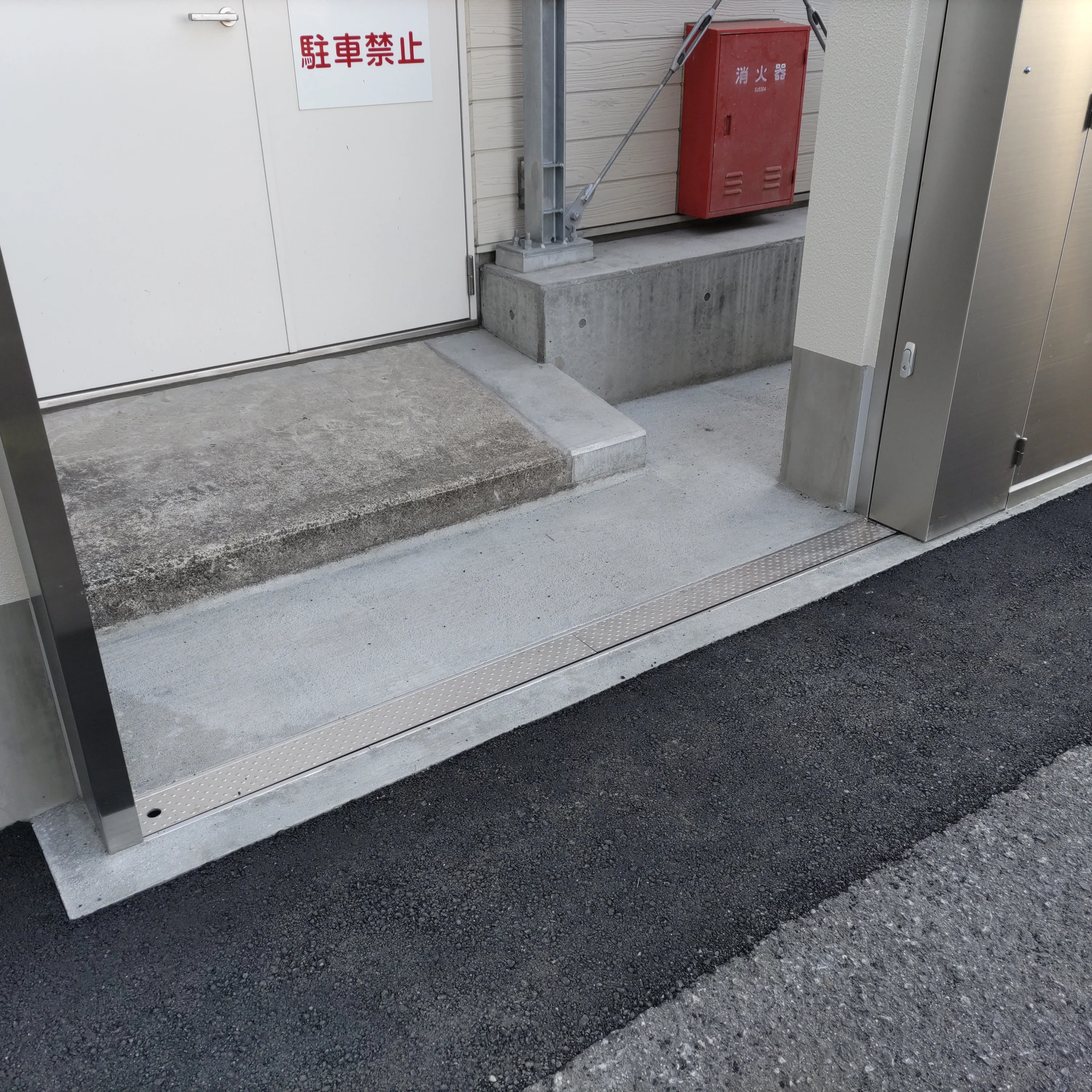 Aluminum L-Shaped Panel Plastic DIY Emergency Tool Barrier for Road Garage Water Fence Manufacturer Supply for Flood Control