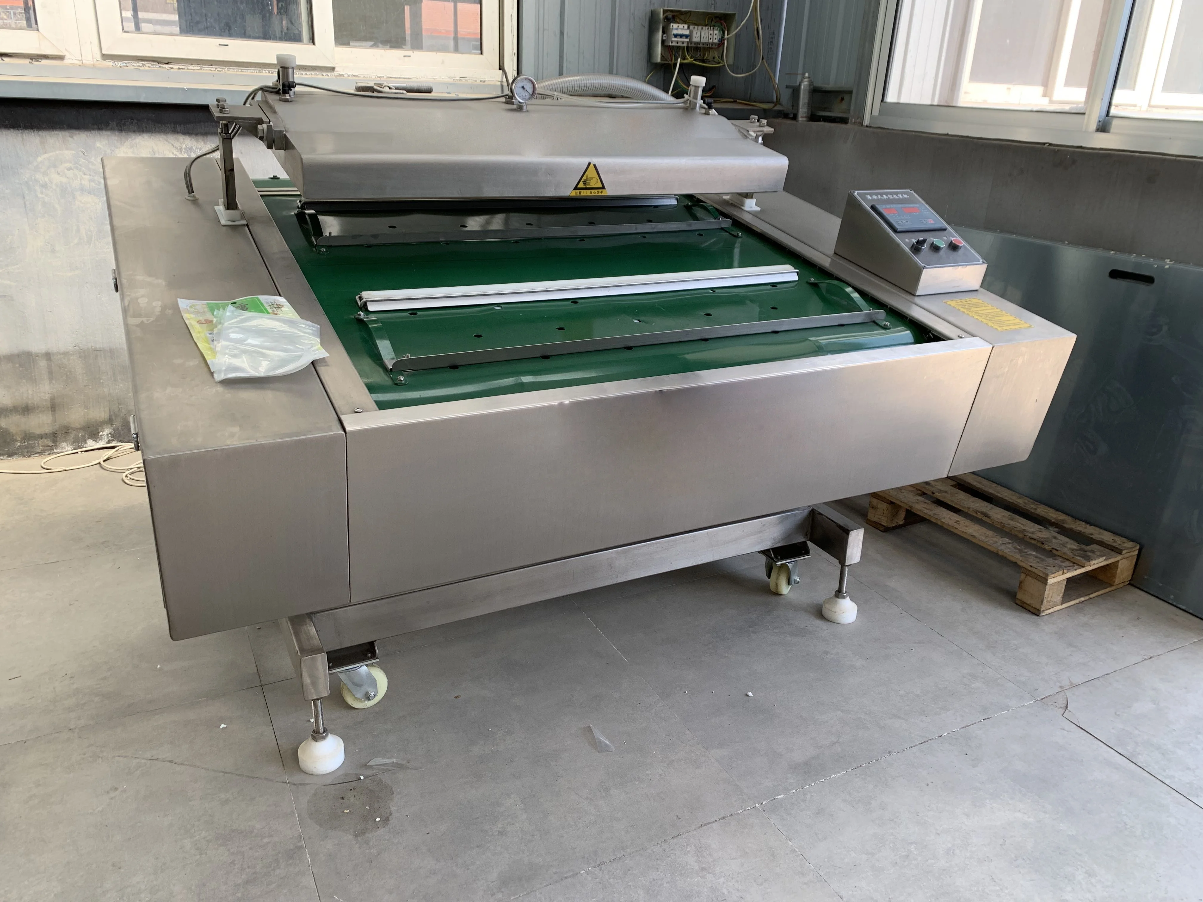 Automatic continuous vacuum sealing machine meat fish chicken conveyor belt vacuum packing machine for food