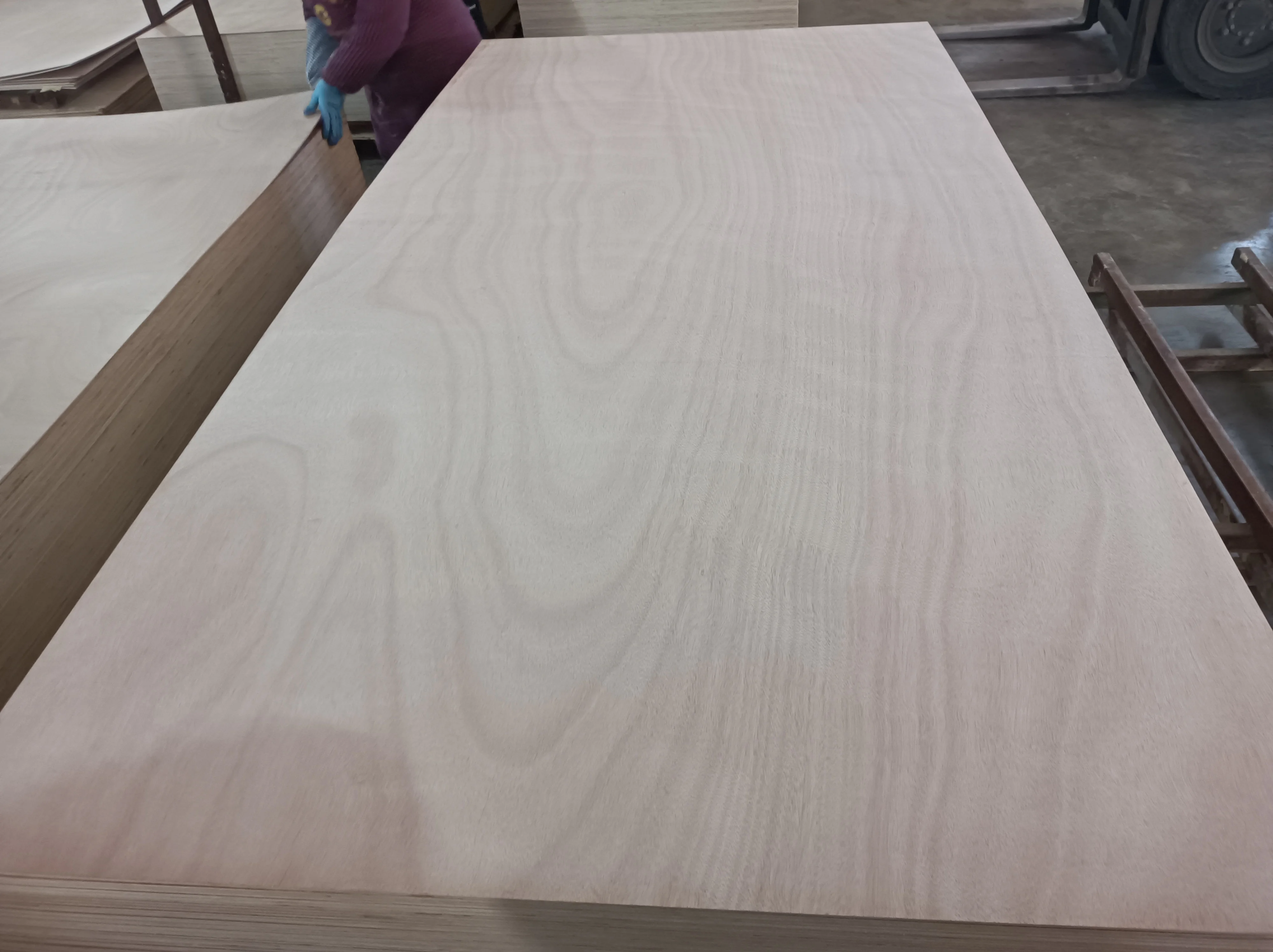 9mm Plywood Linyi Factory Plywood Sheet 3mm 5mm 9mm 12mm 15mm 18mm Okoume Plywood With Competitive