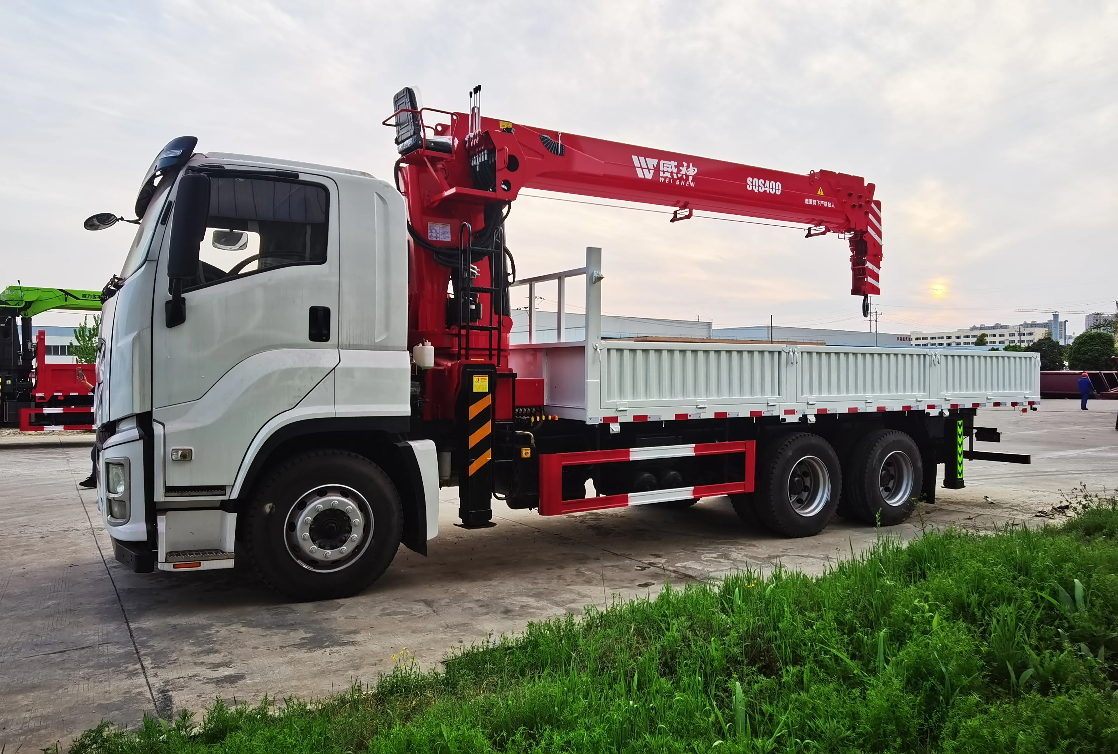 Низкая цена шасси Isuzu 6*4 грузовой мобильный кран с краном