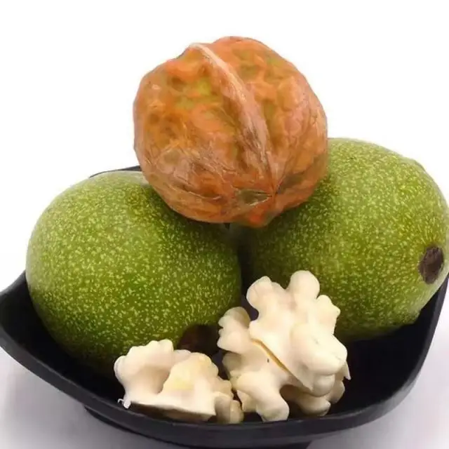 2021 new Xinjiang paper-skinned walnuts and large walnuts original snacks with shelled walnuts 1 kg per carton