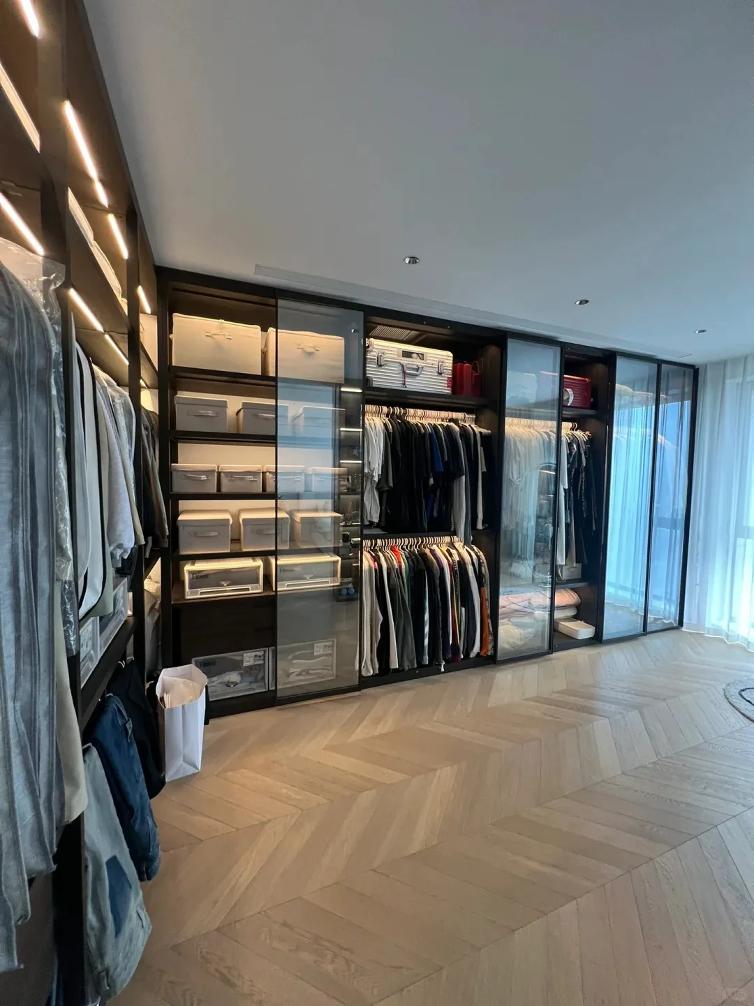 Custom Bedroom Furniture Clothes Storage  glass door swing  Solid wooden custom modern design walk in closet wardrobes