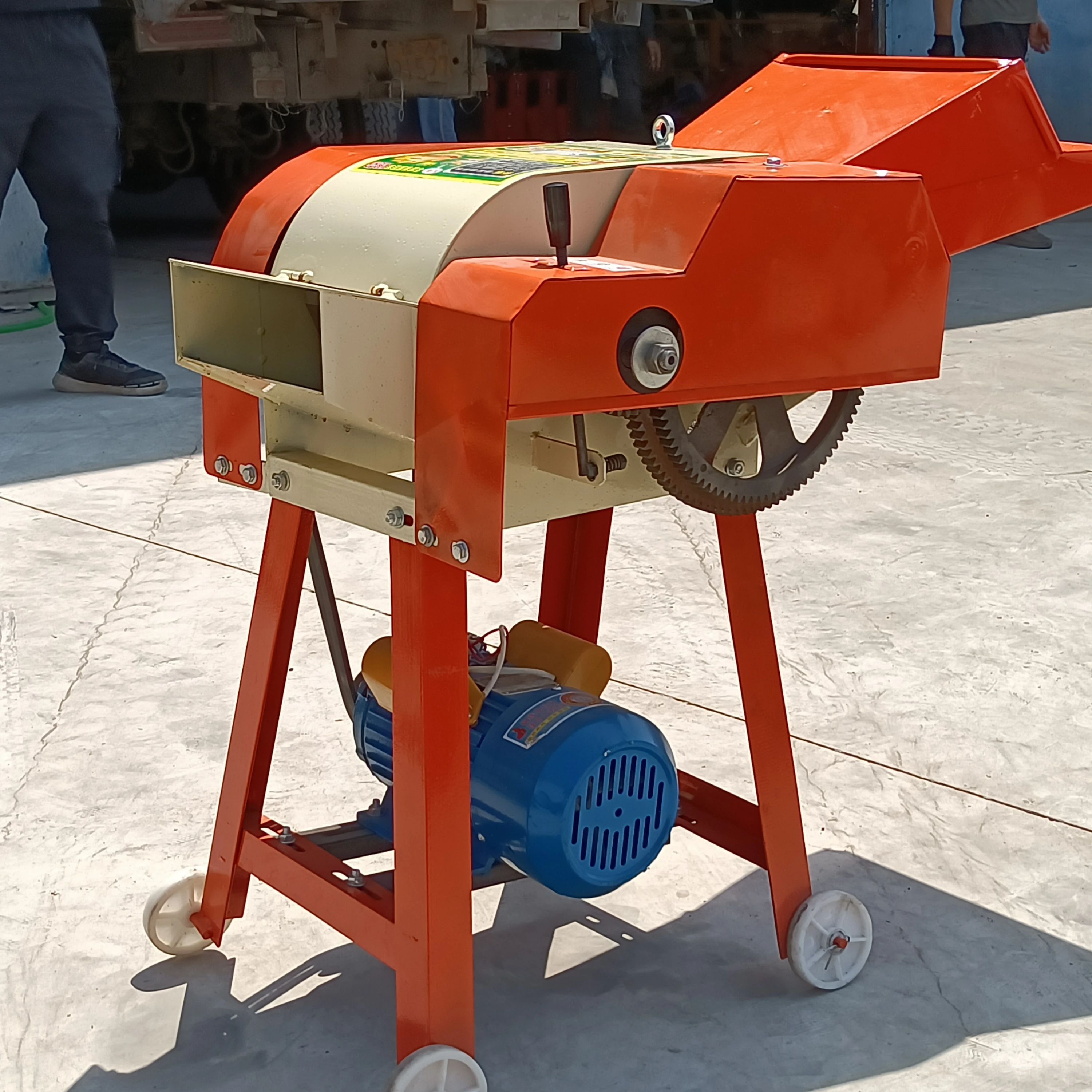 9ZP-0.4A chaff cutter used to cut various dry and wet crop straws and pastures, such as corn straw and rice straw.