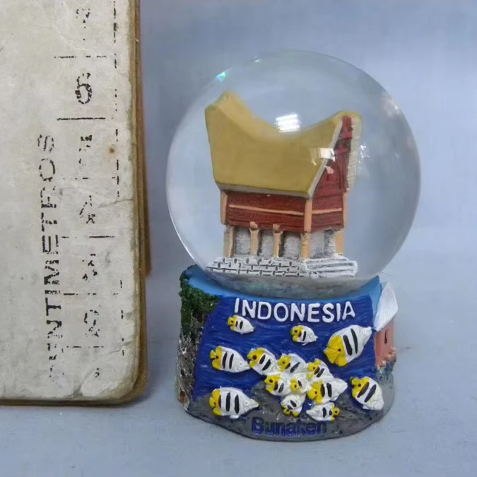 Изготовленный на заказ хрустальный шар из смолы стеклянный снежок Индонезия водный снежный сувенирные подарки