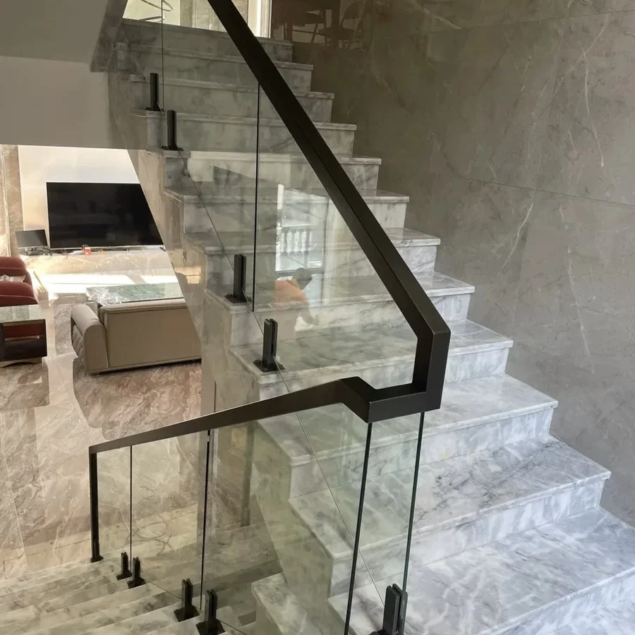 Wholesale Low Price Interior Wood Handrail Glass Railing Glass Balustrade Railing Solid Wood Baking Paint