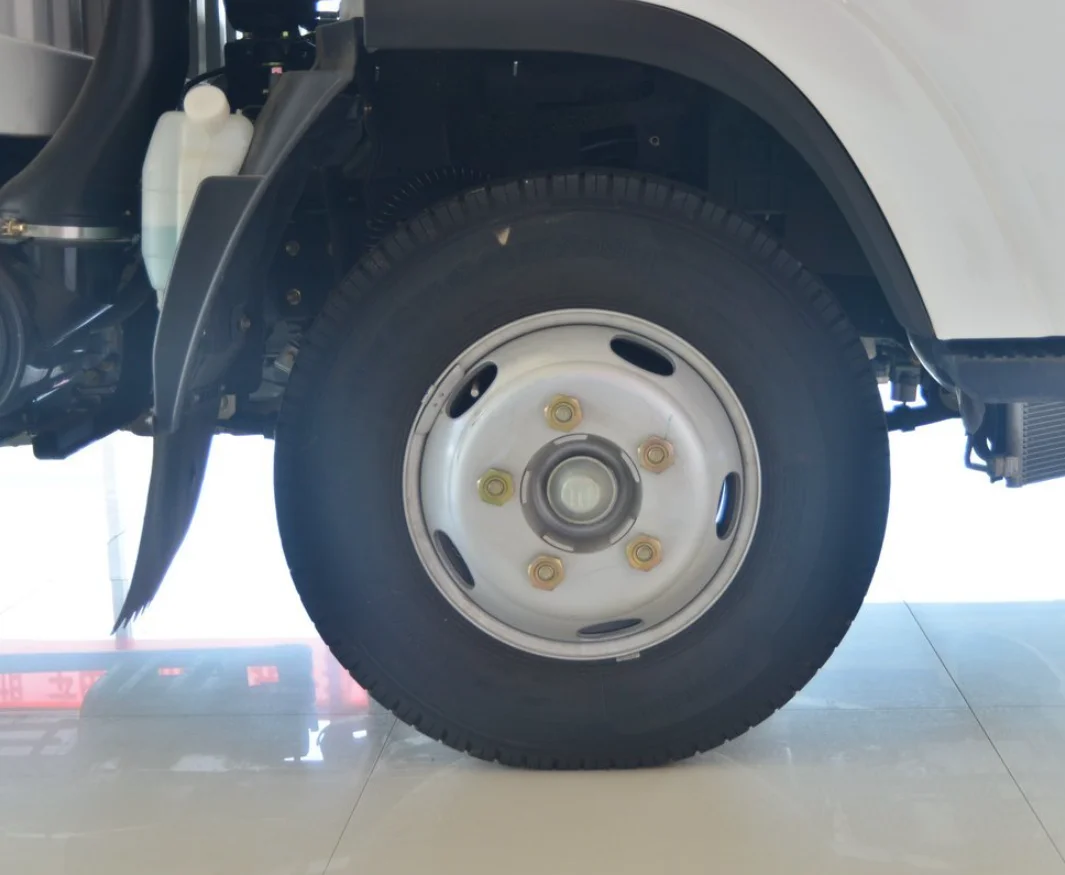 Isuzu 4x2 4 tons 4.5 tons single cab cargo box elf van  truck