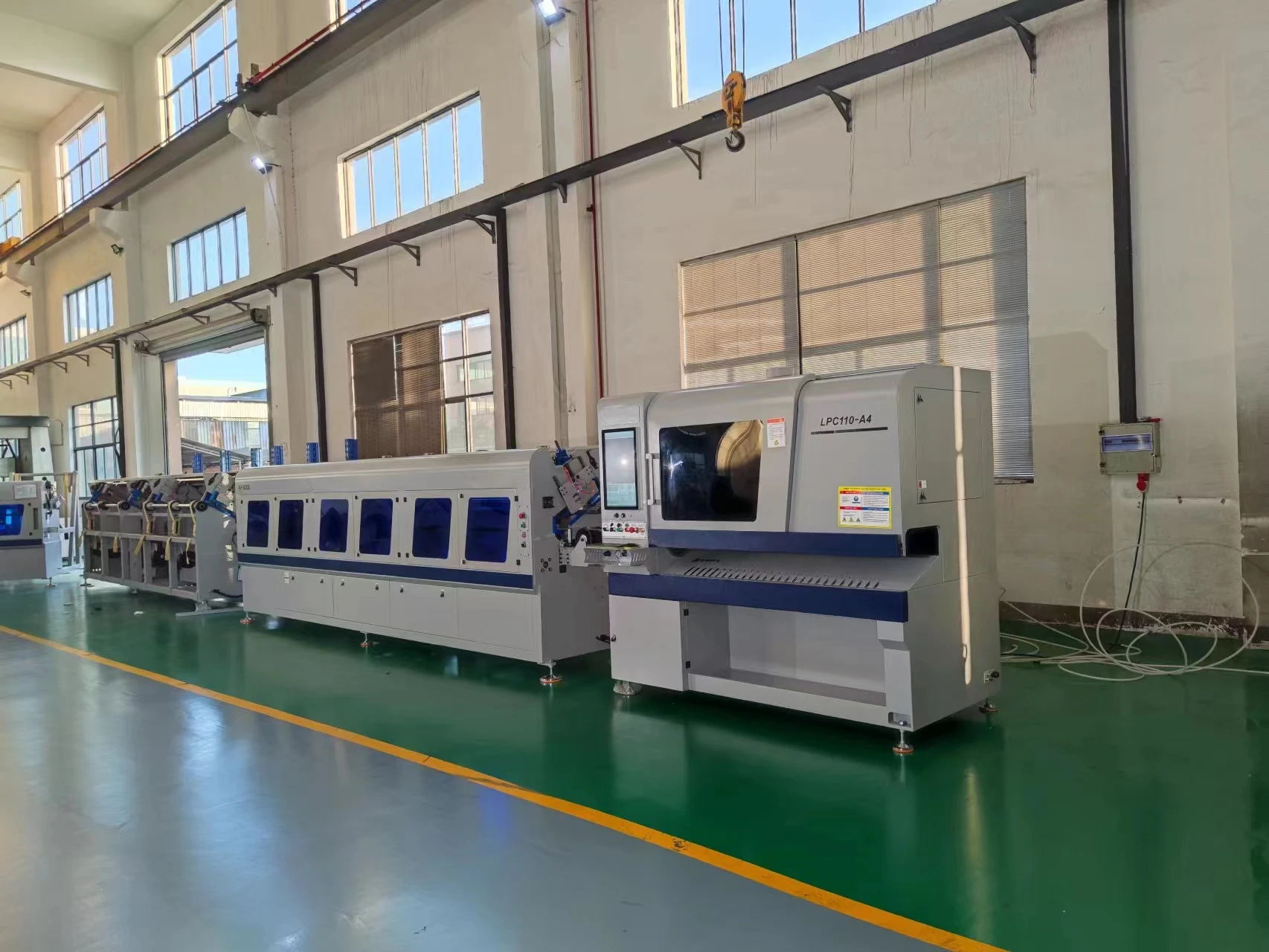 1.5kw 2kw 3kw 4-осевой волоконно-лазерный станок для резки небольших трубчатых труб высокоскоростной лазерный резак с пневматическим патрон