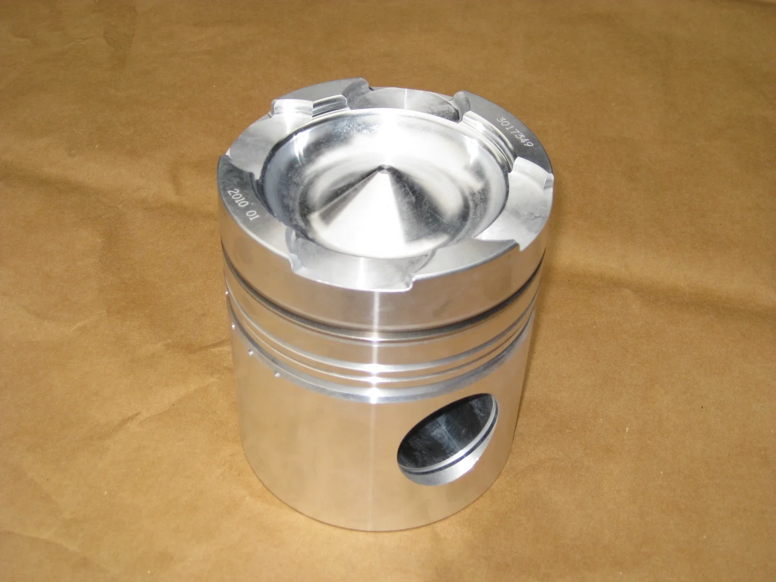 3017348 3017349 piston suitable for cummins  NT855 engine