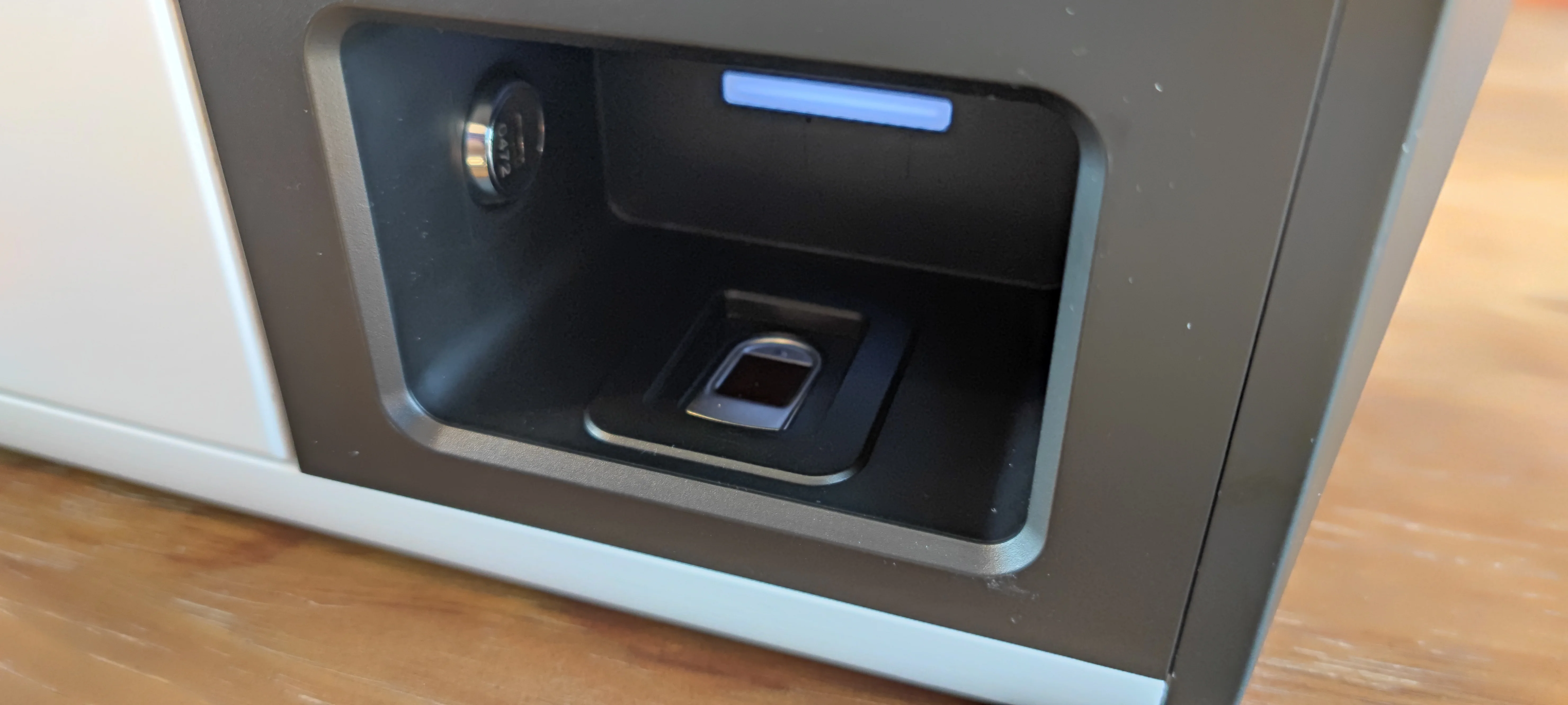 Car keys control box and intelligent key management system with face recognition and fingerprint recognition