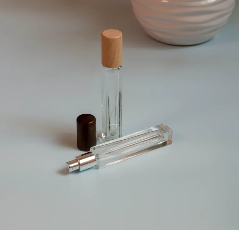 High Quality 10ml portable perfume cosmetics glass bottle with fine mist spray bamboo caps