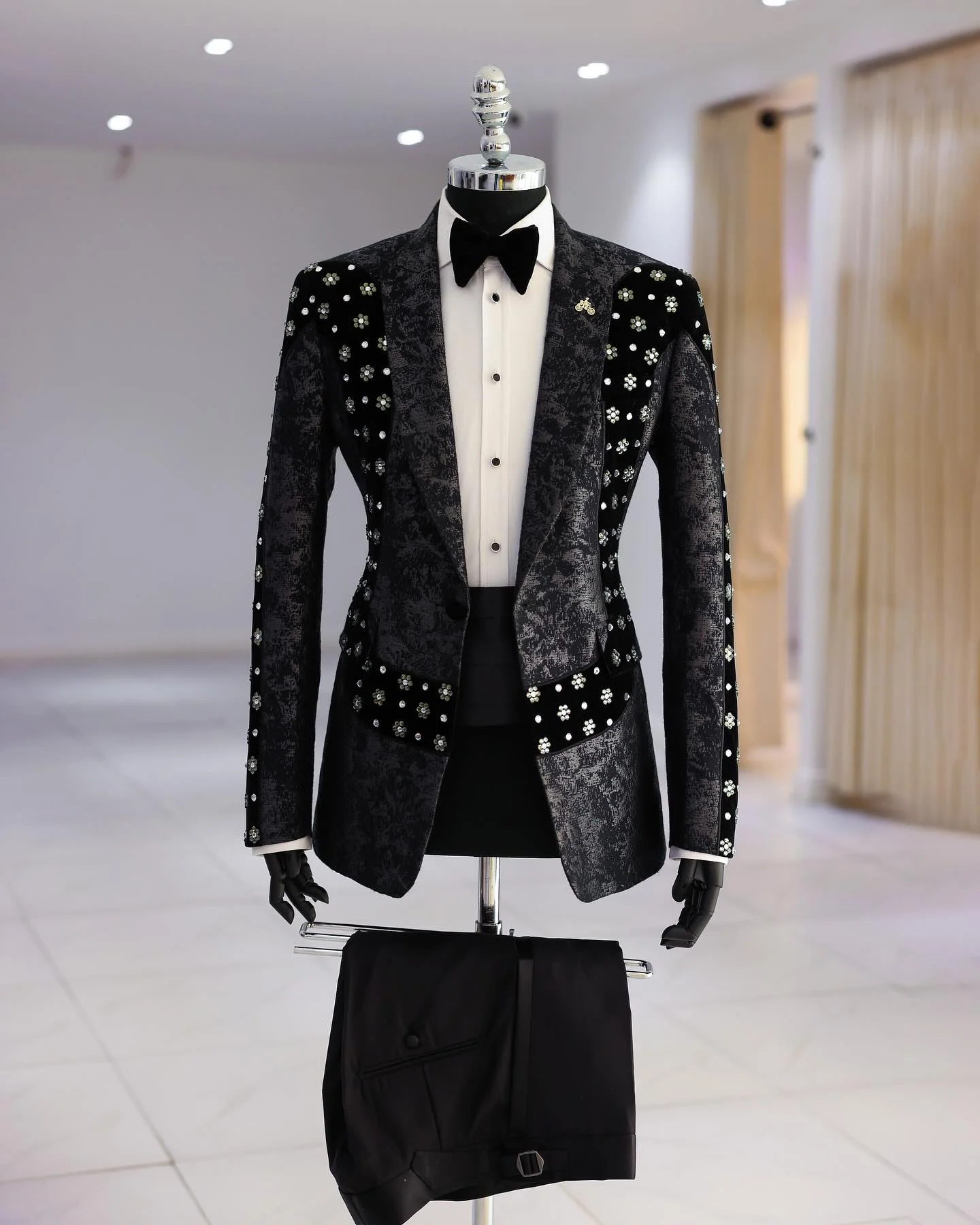 Custom  Men Suit Black Tuxedo Appliques Peaked Lapel Beads Formal Diamonds Luxury Work Wear Wedding suit