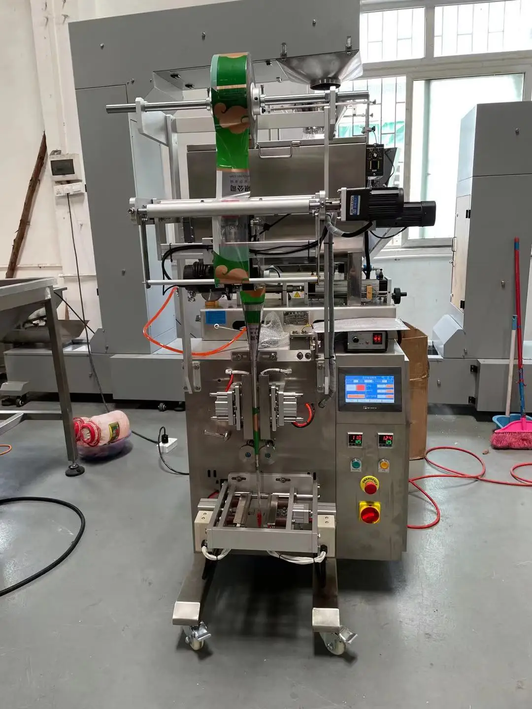 Full automatic packaging liquid soy sauce weight chili sauce pouch filling packing machine