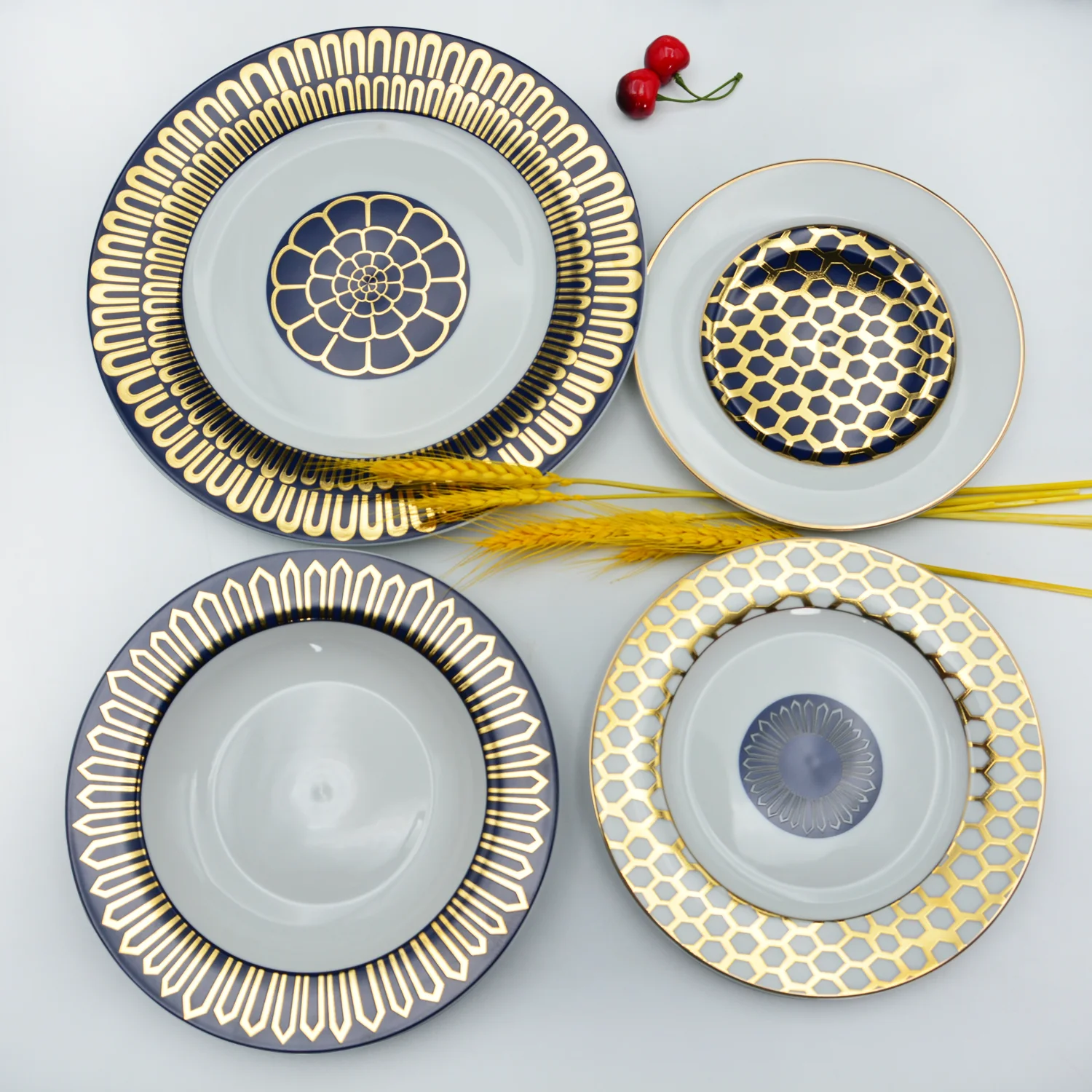 Famous Brand Same Design Modern Luxury Porcelain High Dinner Dinner Set with 24k Pure Gold Decoration