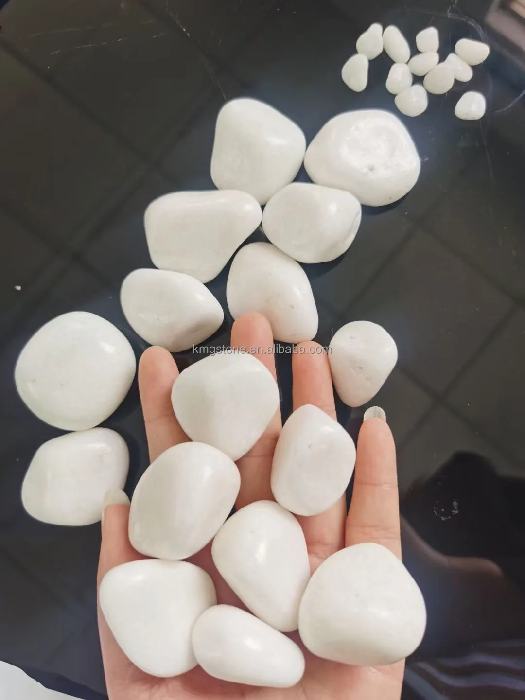 Cheap 20-30mm White Polished Pebbles Snow White Cobble Stones Outdoor Application 1 Tonne Packaged round Shape