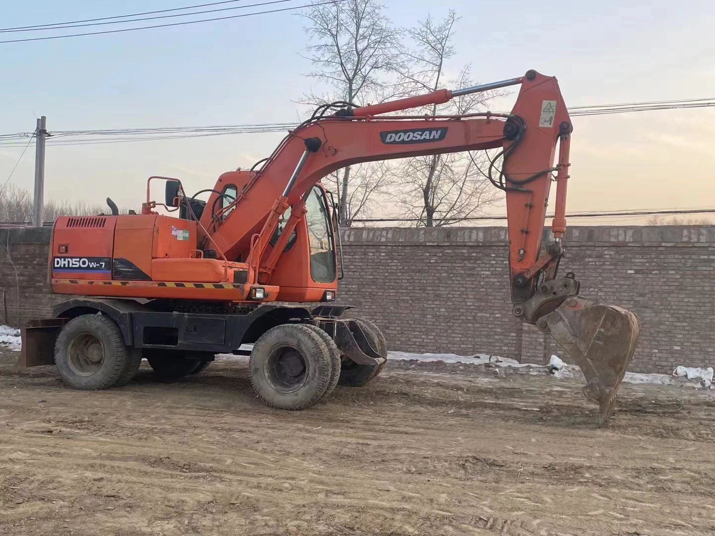 Used original Doosan DH150 wheel hydraulic excavator for sale Imported Doosan 150 130 rubber wheel excavator for sale