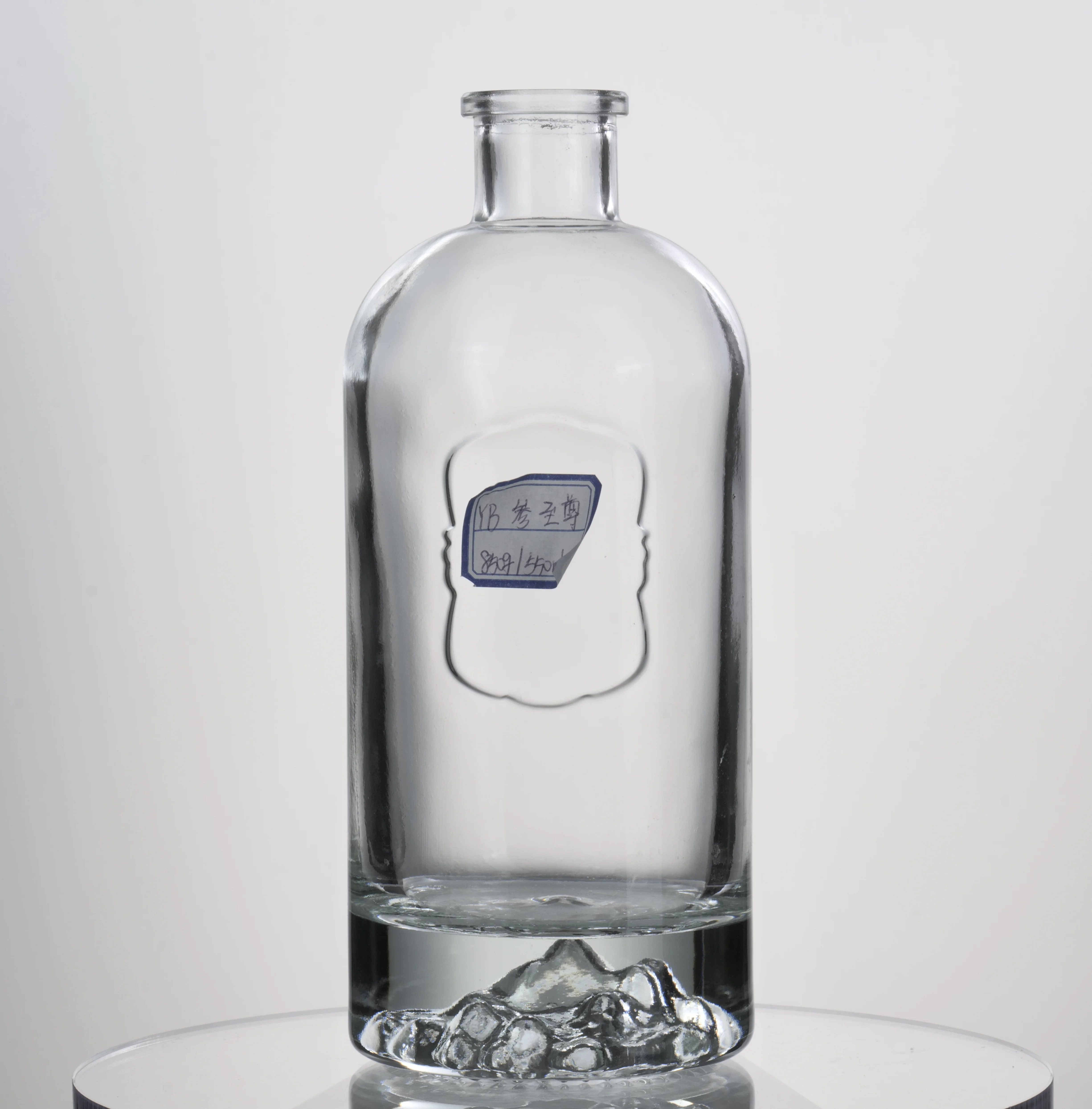 Luxury Customized Logo Frosting Glass Bottles 550ml  Vodka Brandy Champagne Screw Cap Dropper Quality Liquor Glass Bottle