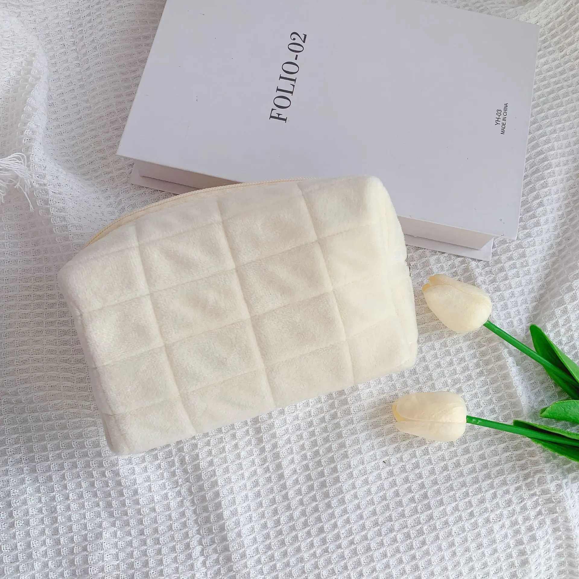 Wholesale New Style High Quality Portable Cream Velvet Cosmetic Makeup Bag For Stationery With Zipper